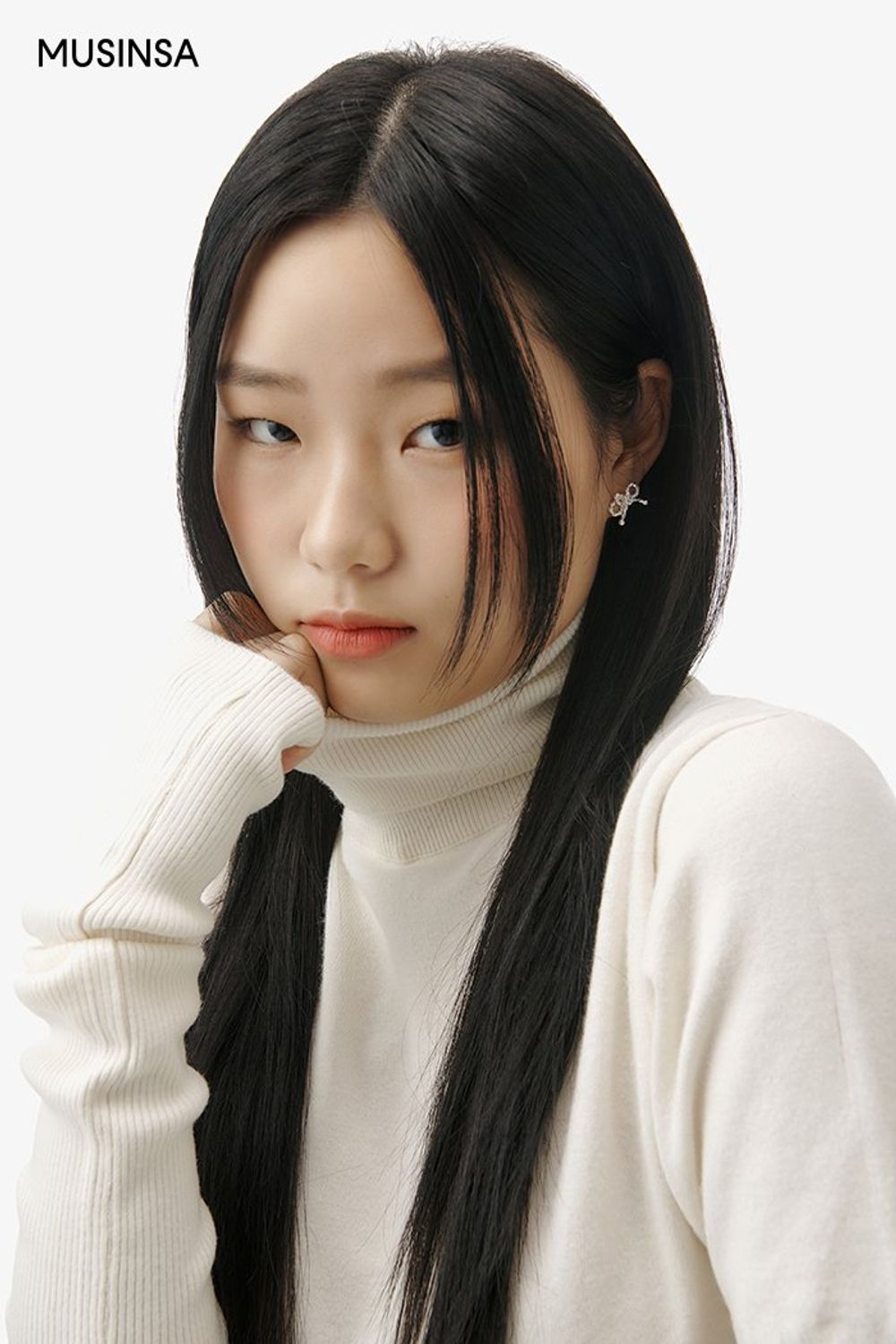 깔끔한 디테일의 숏 코트와 플리츠스커트를 매치하고 롱부츠로 마무리한 코디네이션 #짧치 #여친룩 #플리츠 #메탈릭 #봄 #걸리시 #체인백 #롱부츠