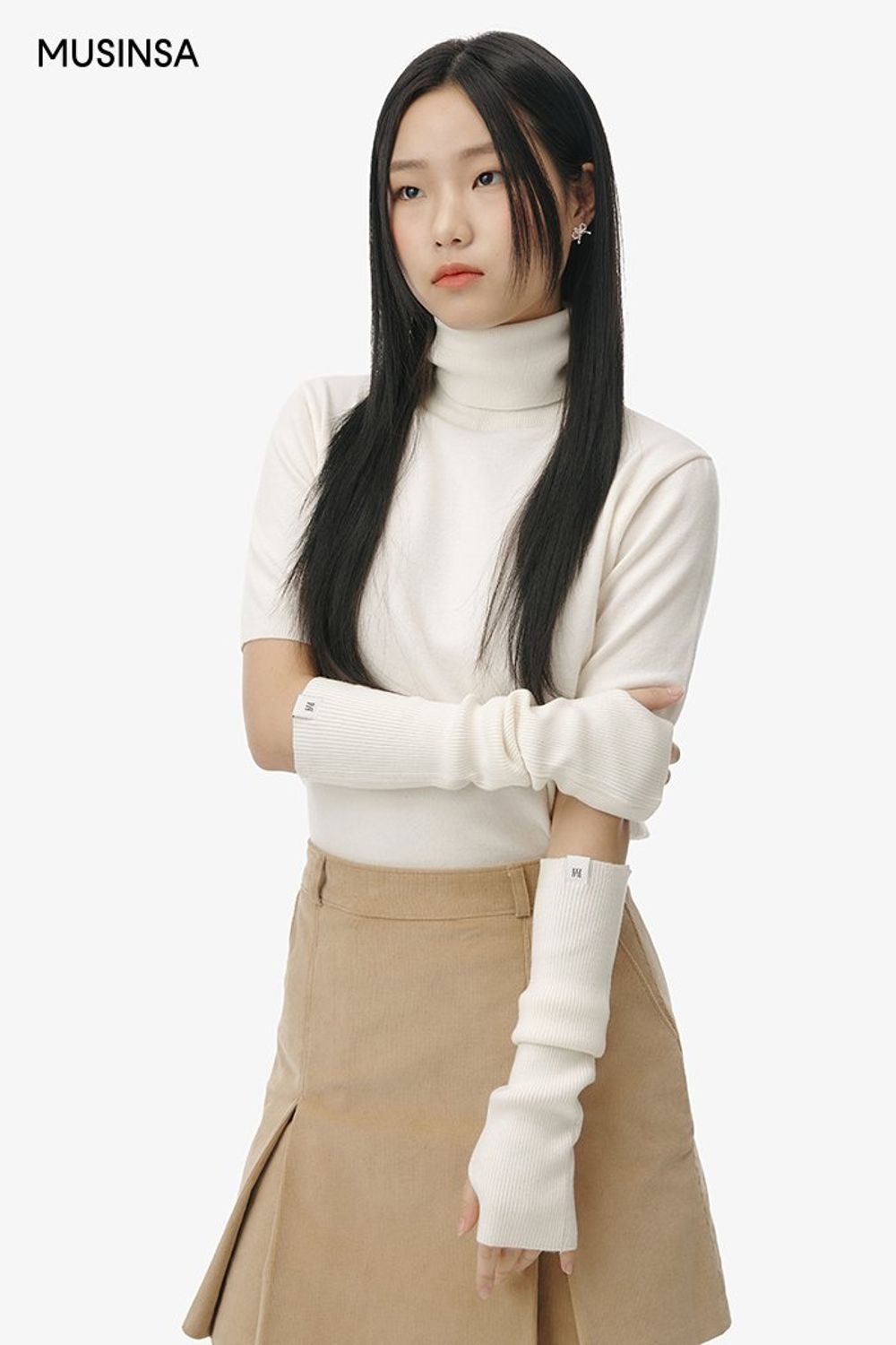 깔끔한 디테일의 숏 코트와 플리츠스커트를 매치하고 롱부츠로 마무리한 코디네이션 #짧치 #여친룩 #플리츠 #메탈릭 #봄 #걸리시 #체인백 #롱부츠