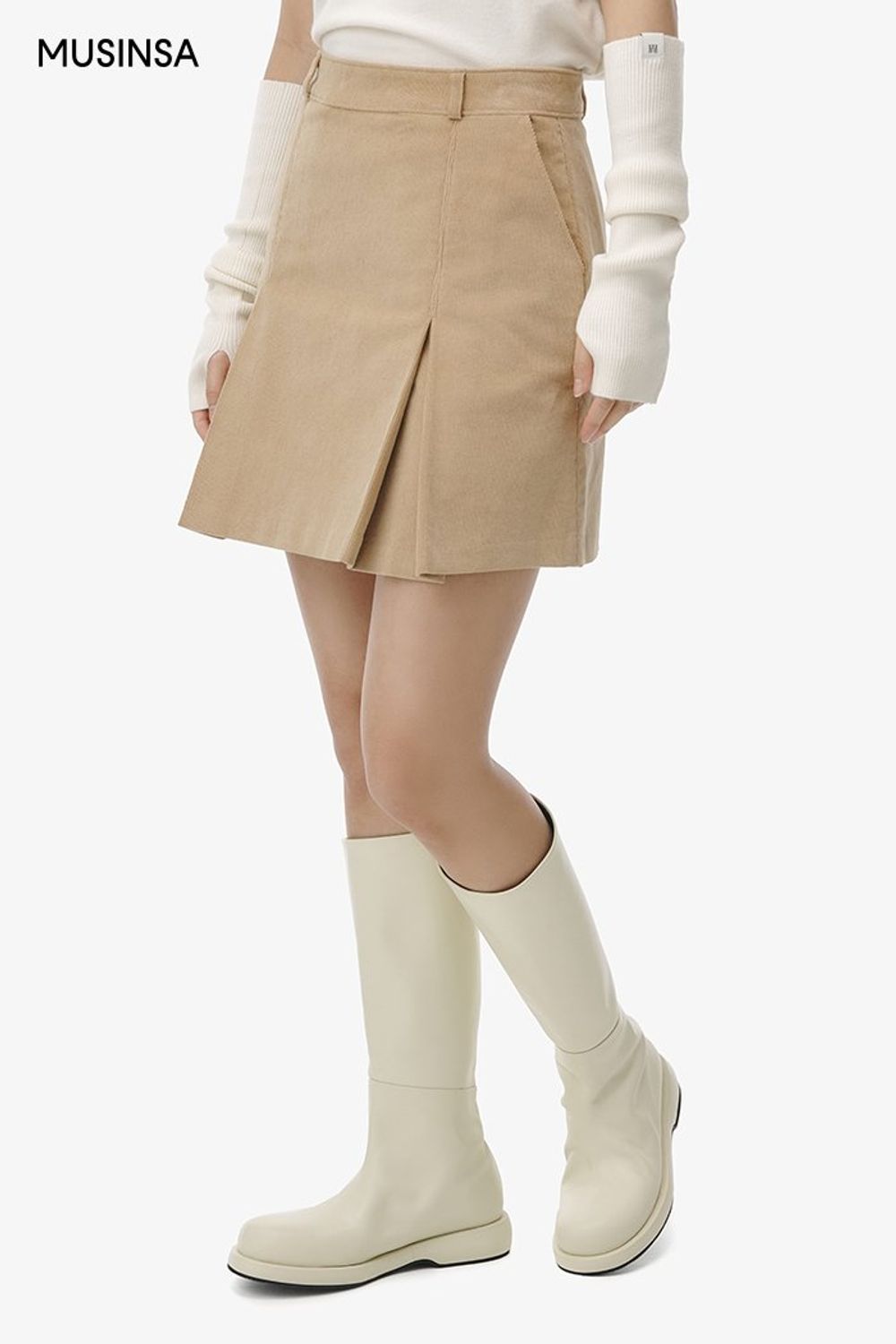 깔끔한 디테일의 숏 코트와 플리츠스커트를 매치하고 롱부츠로 마무리한 코디네이션 #짧치 #여친룩 #플리츠 #메탈릭 #봄 #걸리시 #체인백 #롱부츠