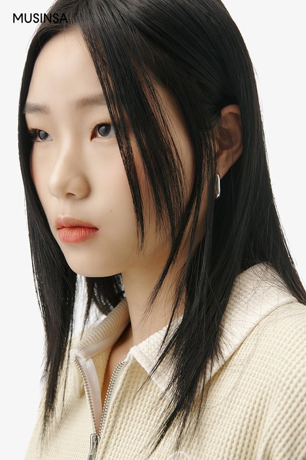 컬러 배색이 돋보이는 레이서 점퍼와 카고 팬츠로 멋을 더한 캐주얼 룩 #컬러블록 #레더 #카고 #봄 #캐주얼 #투웨이집업