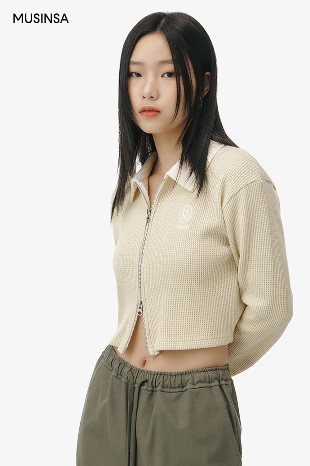 컬러 배색이 돋보이는 레이서 점퍼와 카고 팬츠로 멋을 더한 캐주얼 룩 #컬러블록 #레더 #카고 #봄 #캐주얼 #투웨이집업