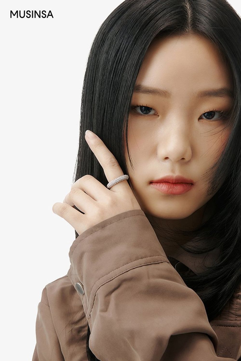셔링 디테일의 셔츠 재킷과 크롭 점퍼를 코디하고 데님 팬츠로 완성한 시크 룩 #뉴트럴톤 #셔링 #크롭 #스트링 #봄 #시크 #투웨이집업