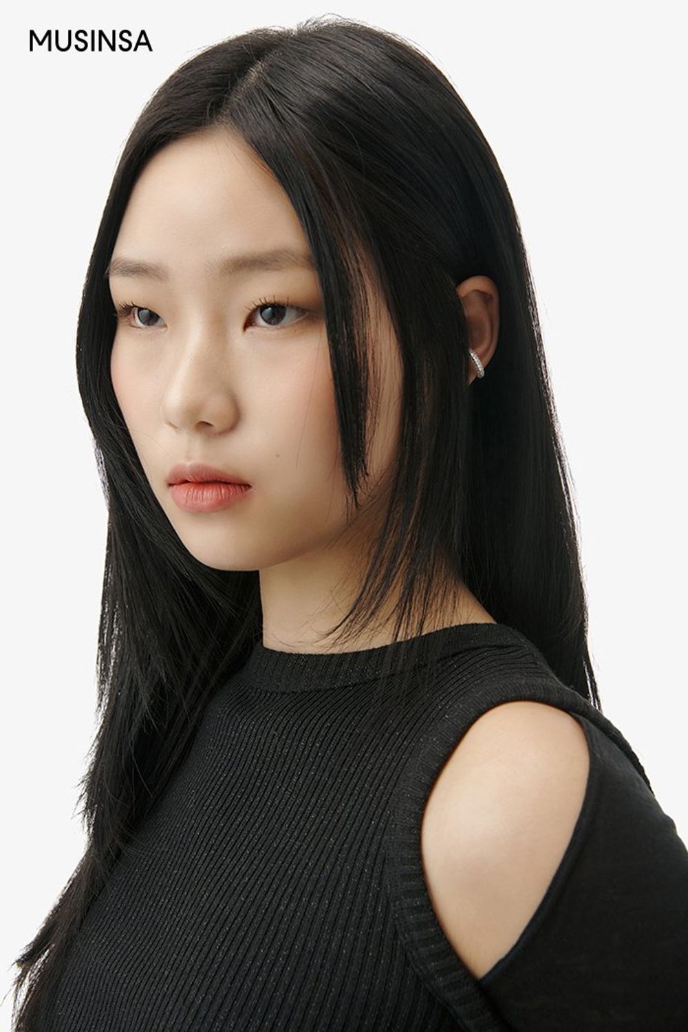 크롭 디테일의 스웨이드 재킷과 스키니 팬츠를 코디한 후 유니크한 디자인의 부츠로 마무리한 시크 룩 #스키니 #컬러포인트 #스웨이드 #키높이 #컷아웃 #크롭 #봄 #시크 #체인백