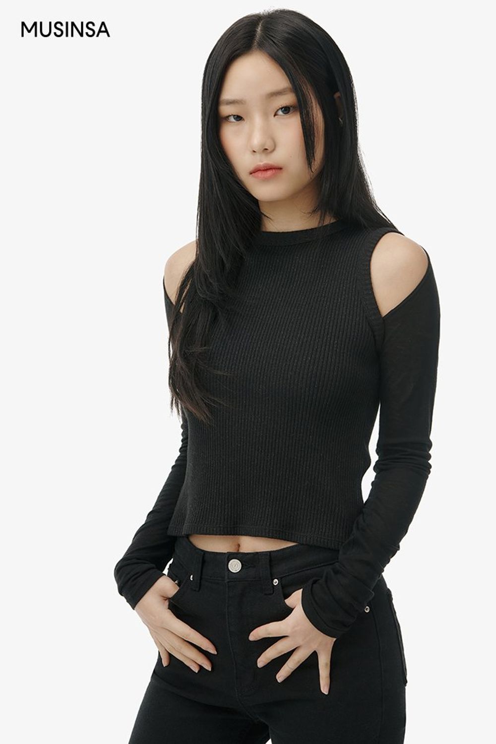 크롭 디테일의 스웨이드 재킷과 스키니 팬츠를 코디한 후 유니크한 디자인의 부츠로 마무리한 시크 룩 #스키니 #컬러포인트 #스웨이드 #키높이 #컷아웃 #크롭 #봄 #시크 #체인백