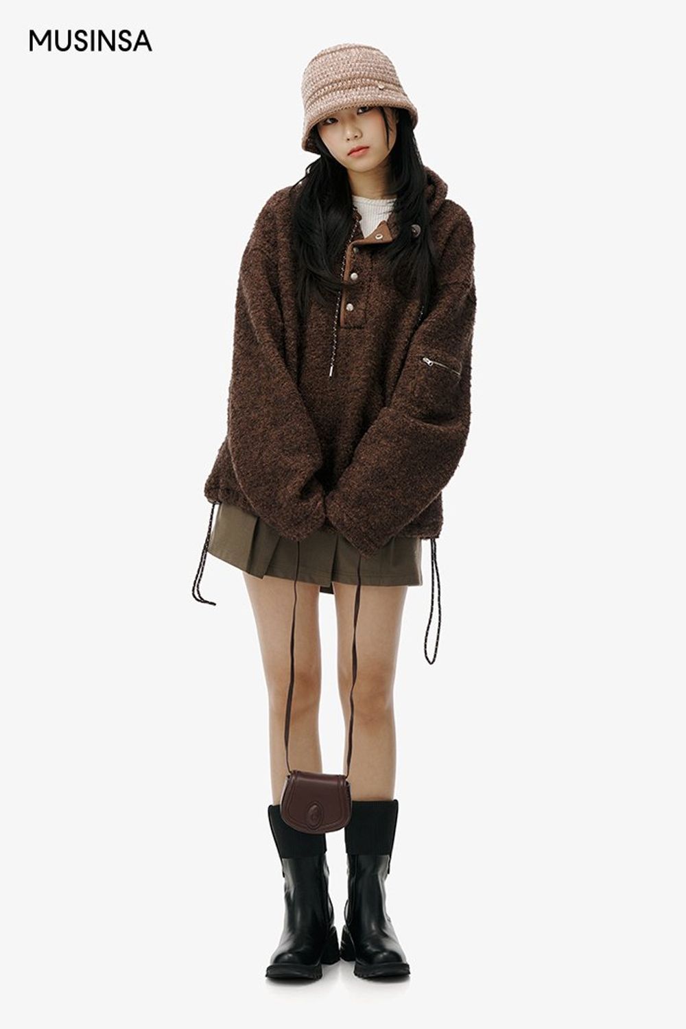 플리스 소재의 아노락과 미니스커트를 함께 스타일링하고 버킷햇으로 센스를 더한 걸리시 룩 #짧치 #뉴트럴톤 #플리츠 #마이크로백 #봄 #걸리시