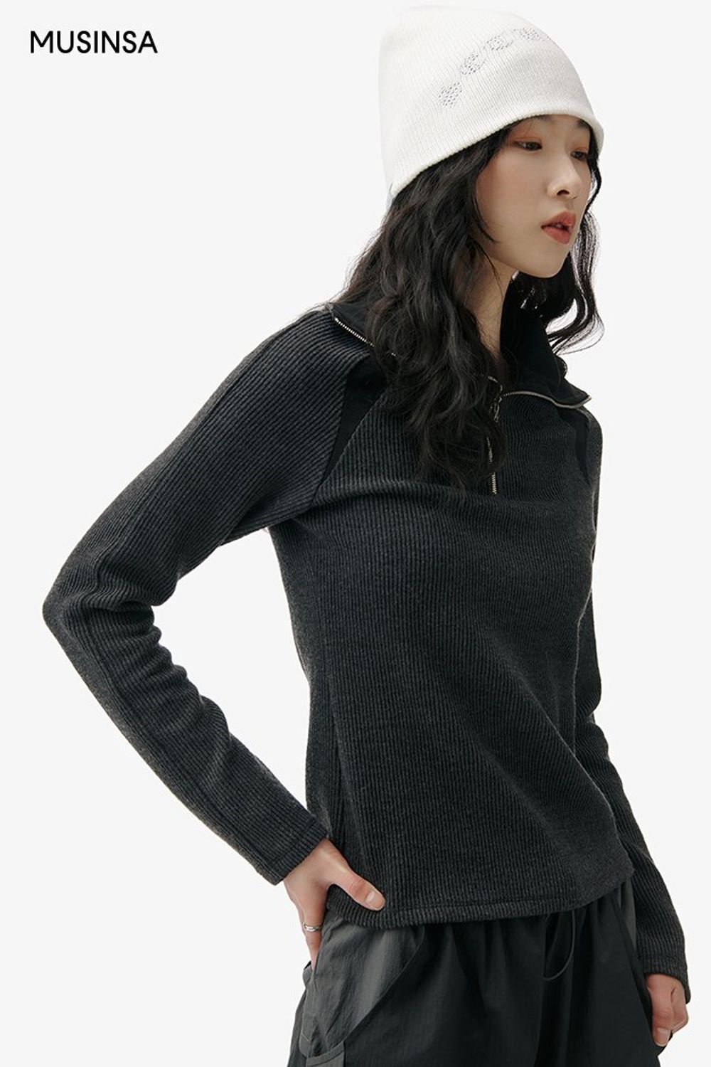 플라워 그래픽이 돋보이는 패딩 베스트에 와이드 핏 팬츠를 매치한 후 비니로 멋을 낸 스트릿 룩 #유니크 #그래픽 #와이드핏 #모노톤 #컬러블록 #플라워 #큐빅 #봄 #스트릿