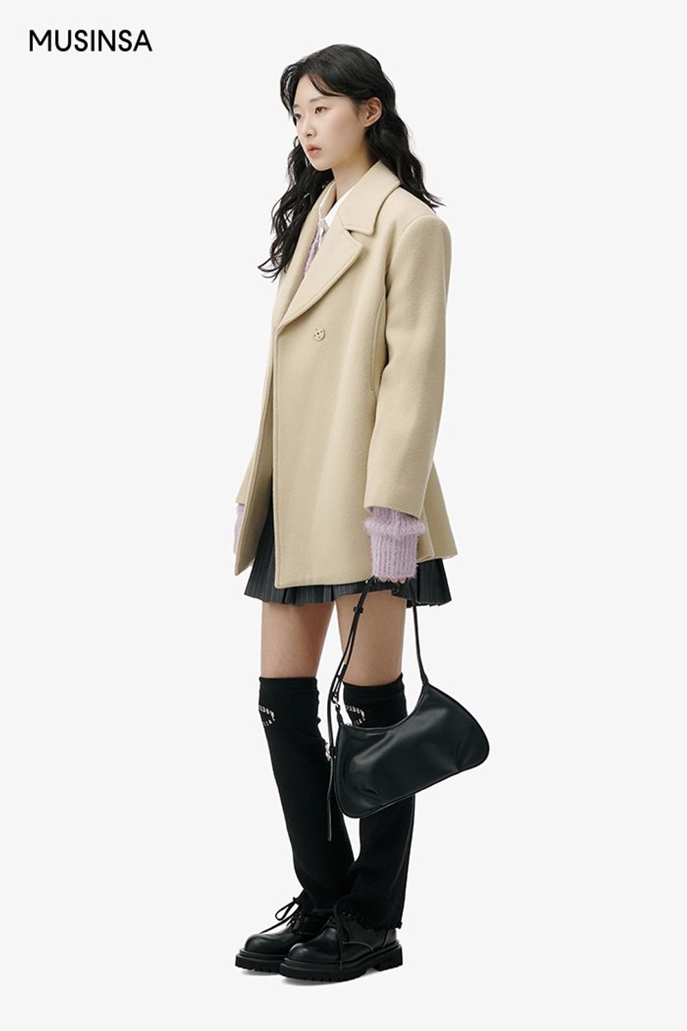 크롭 카디건과 셔츠의 조합에 플리츠스커트를 코디하고 화사한 컬러감의 코트를 걸친 걸리시 룩 #체크 #레이어드룩 #짧치 #여친룩 #자수 #플리츠 #크롭 #봄 #걸리시 #싱글코트 #레그워머