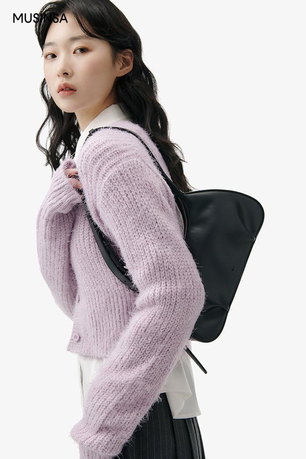 크롭 카디건과 셔츠의 조합에 플리츠스커트를 코디하고 화사한 컬러감의 코트를 걸친 걸리시 룩 #체크 #레이어드룩 #짧치 #여친룩 #자수 #플리츠 #크롭 #봄 #걸리시 #싱글코트 #레그워머