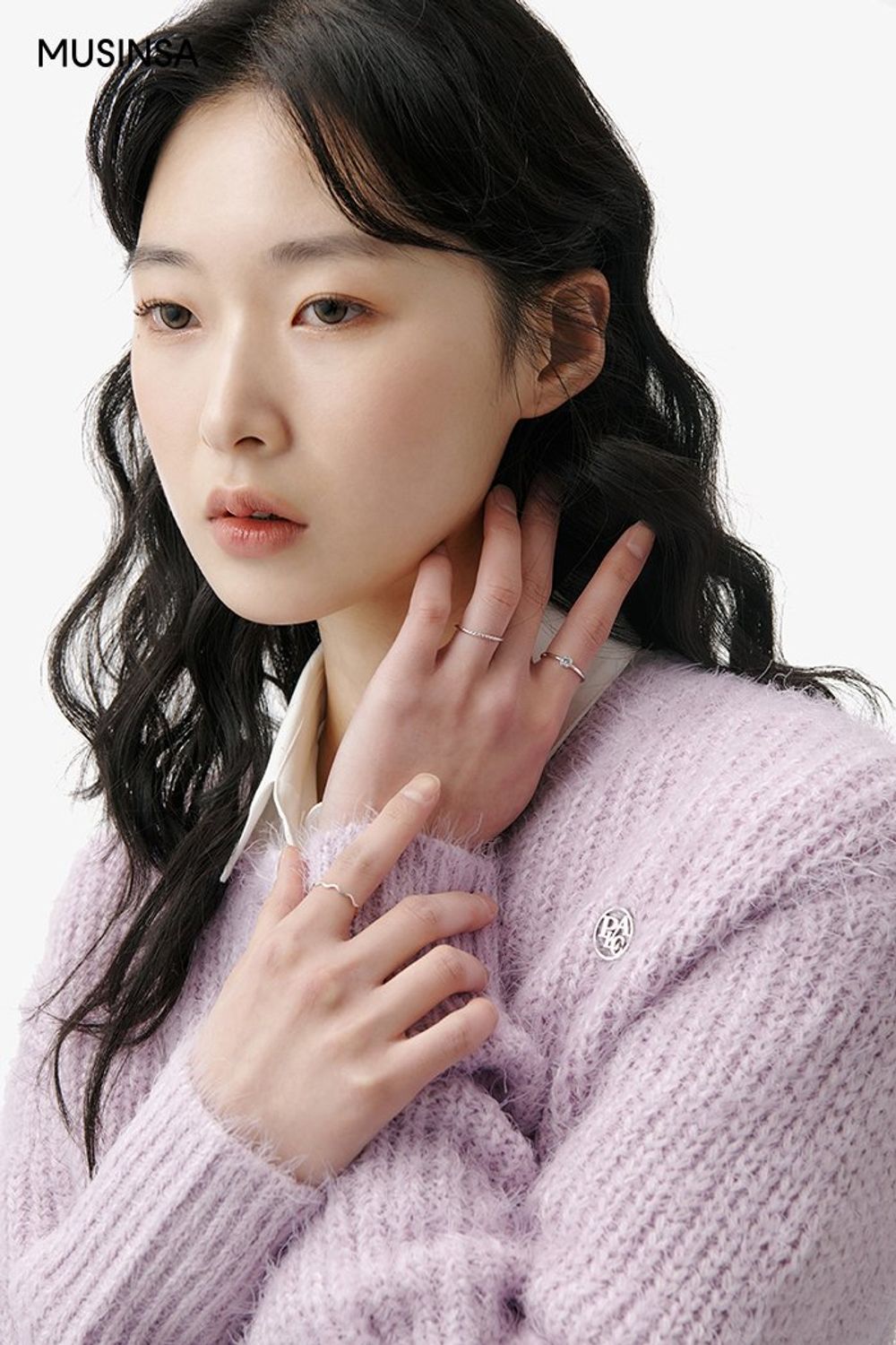 크롭 카디건과 셔츠의 조합에 플리츠스커트를 코디하고 화사한 컬러감의 코트를 걸친 걸리시 룩 #체크 #레이어드룩 #짧치 #여친룩 #자수 #플리츠 #크롭 #봄 #걸리시 #싱글코트 #레그워머