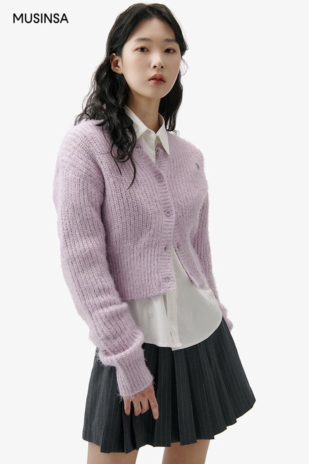 크롭 카디건과 셔츠의 조합에 플리츠스커트를 코디하고 화사한 컬러감의 코트를 걸친 걸리시 룩 #체크 #레이어드룩 #짧치 #여친룩 #자수 #플리츠 #크롭 #봄 #걸리시 #싱글코트 #레그워머