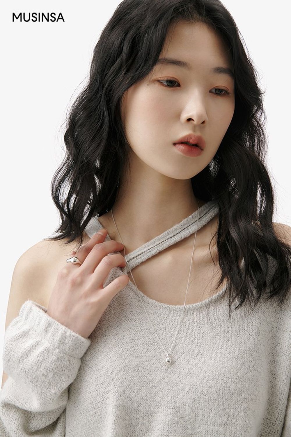 오프숄더 디테일의 니트와 와이드 핏 팬츠, 레더 재킷으로 연출한 시크 룩 #와이드핏 #찢청 #레더 #워싱 #컷아웃 #오프숄더 #봄 #시크