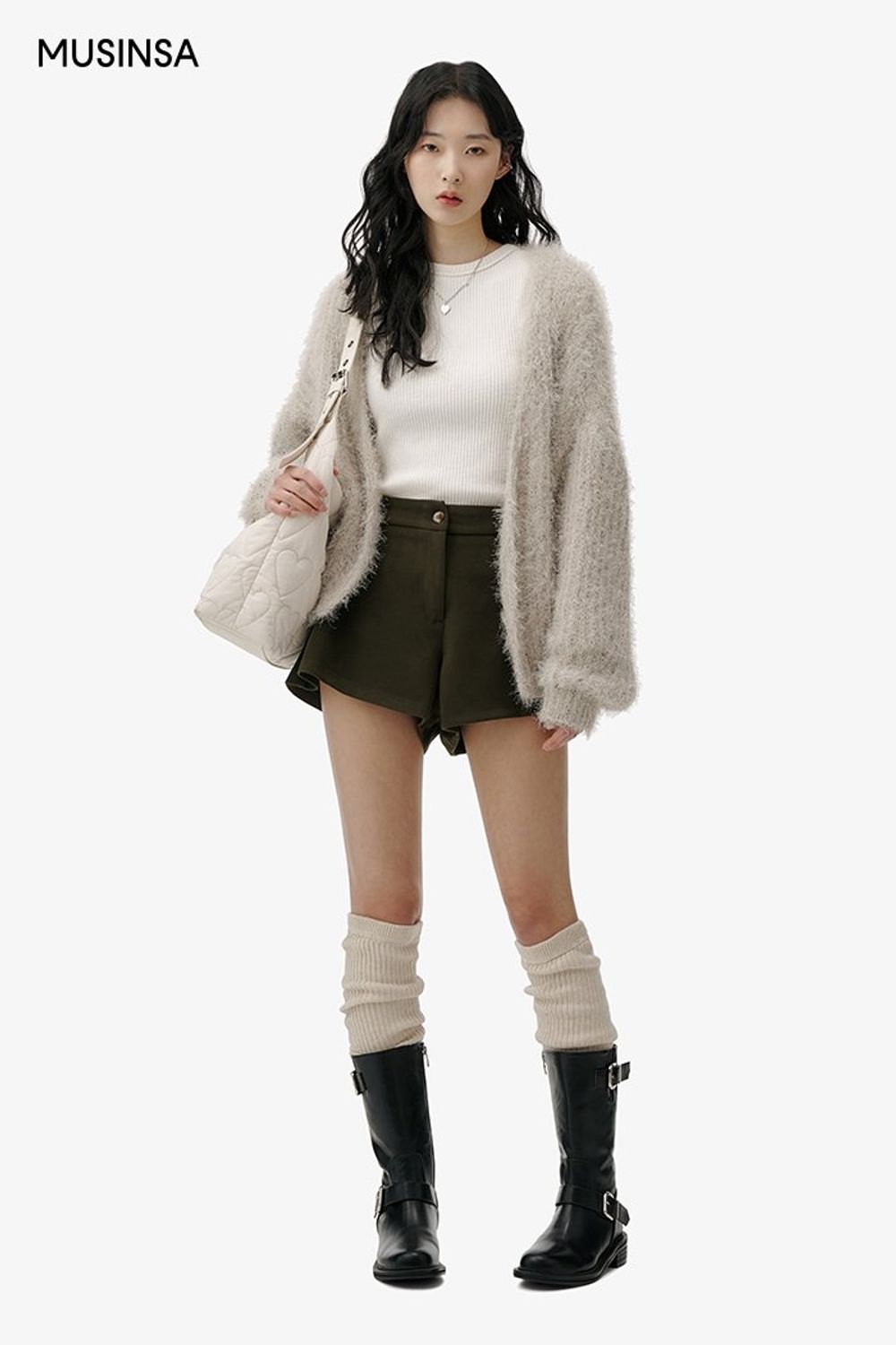컷아웃 디테일의 탑과 숏 팬츠, 카디건을 스타일링한 걸리시 룩 #루즈핏 #뉴트럴톤 #앙고라 #여친룩 #퀼팅 #컷아웃 #봄 #걸리시