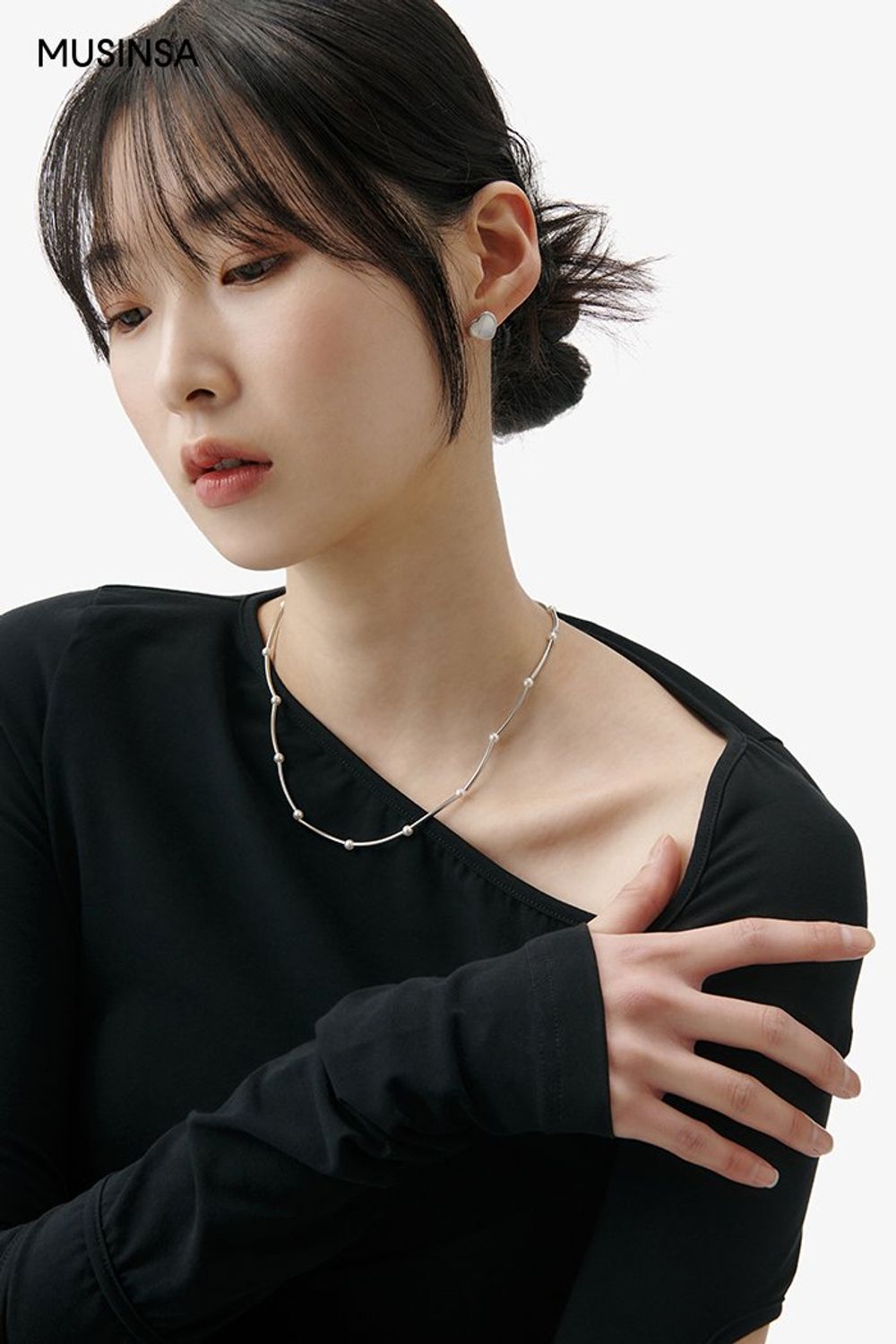 컷아웃 디테일의 탑과 미니스커트를 매치한 후 크롭 재킷으로 마무리한 걸리시 룩 #짧치 #여친룩 #컷아웃 #플리츠 #오프숄더 #크롭 #언밸런스 #봄 #걸리시 #롱부츠