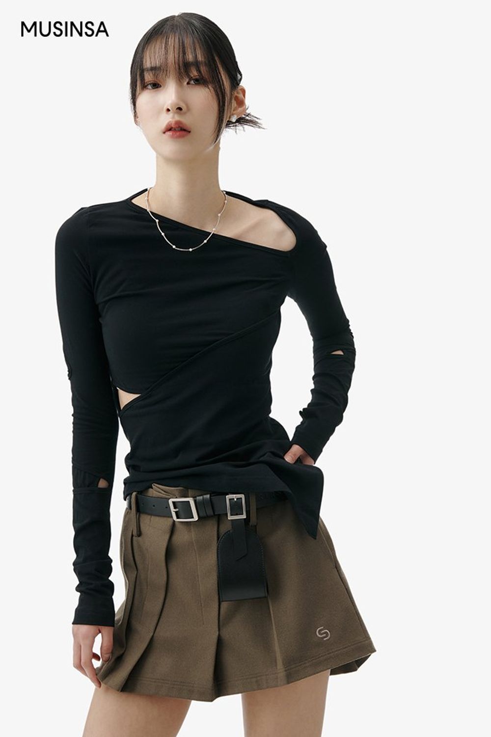 컷아웃 디테일의 탑과 미니스커트를 매치한 후 크롭 재킷으로 마무리한 걸리시 룩 #짧치 #여친룩 #컷아웃 #플리츠 #오프숄더 #크롭 #언밸런스 #봄 #걸리시 #롱부츠
