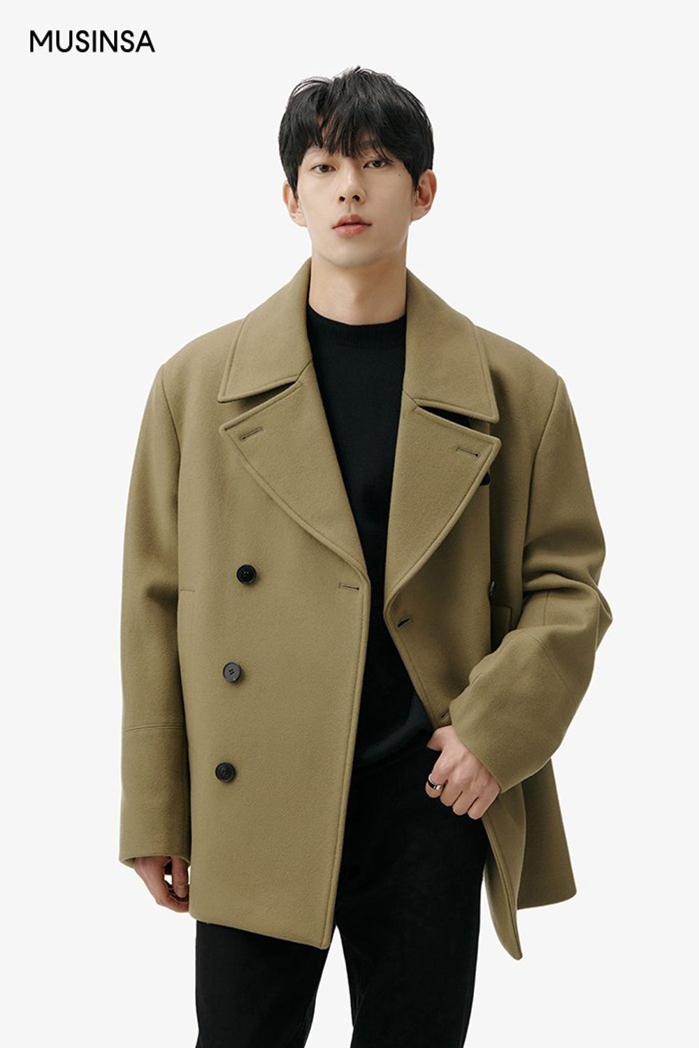 블랙 컬러 아이템에 베이지 피코트를 포인트로 매치한 댄디 룩 #슬림핏 #오버핏 #컬러포인트 #겨울 #댄디 #피코트