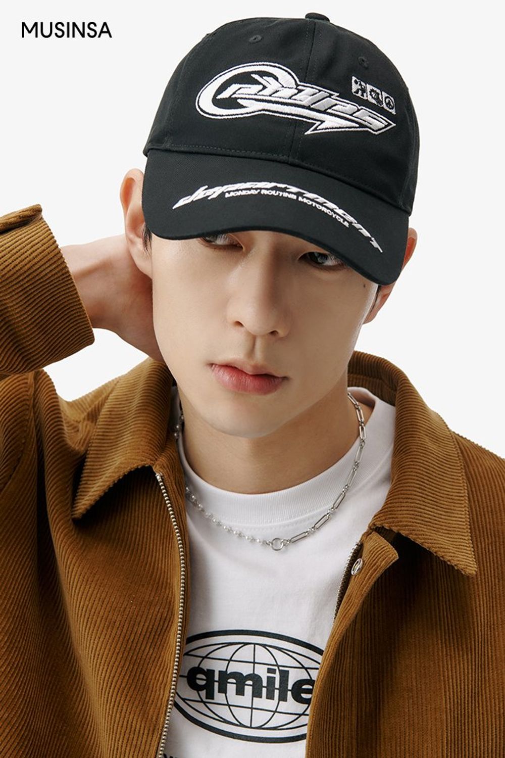 코듀로이 재킷에 그래픽 팬츠와 볼캡으로 스트릿 무드를 더한 코디네이션 #유니크 #로고플레이 #그래픽 #와이드핏 #컬러포인트 #힙합 #코듀로이 #겨울 #스트릿
