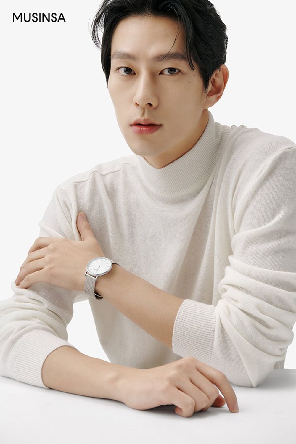 레더 배색이 돋보이는 점퍼에 코듀로이 팬츠를 코디한 댄디 룩 #데이트 #뉴트럴톤 #코듀로이 #겨울 #댄디 #가죽배색