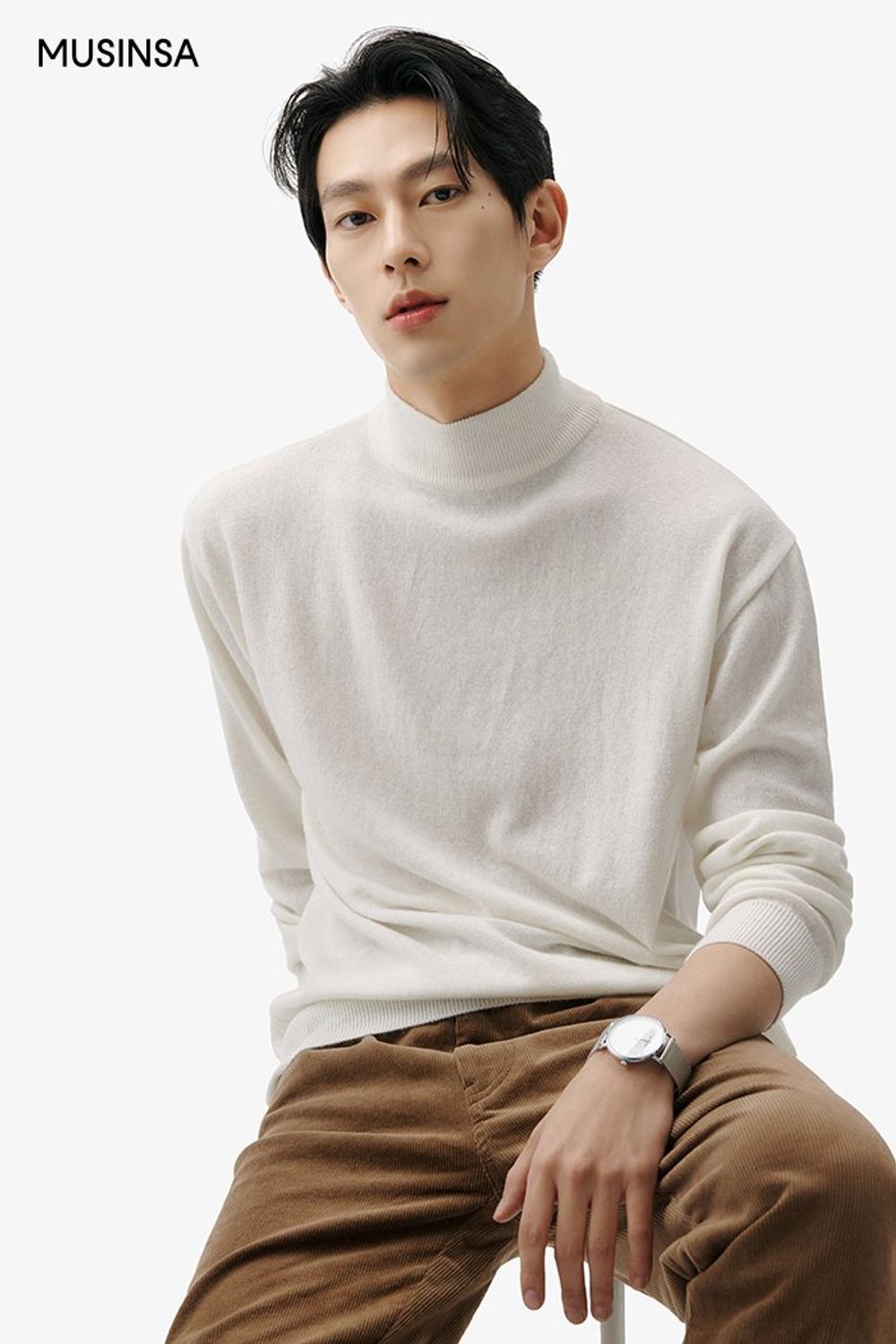 레더 배색이 돋보이는 점퍼에 코듀로이 팬츠를 코디한 댄디 룩 #데이트 #뉴트럴톤 #코듀로이 #겨울 #댄디 #가죽배색