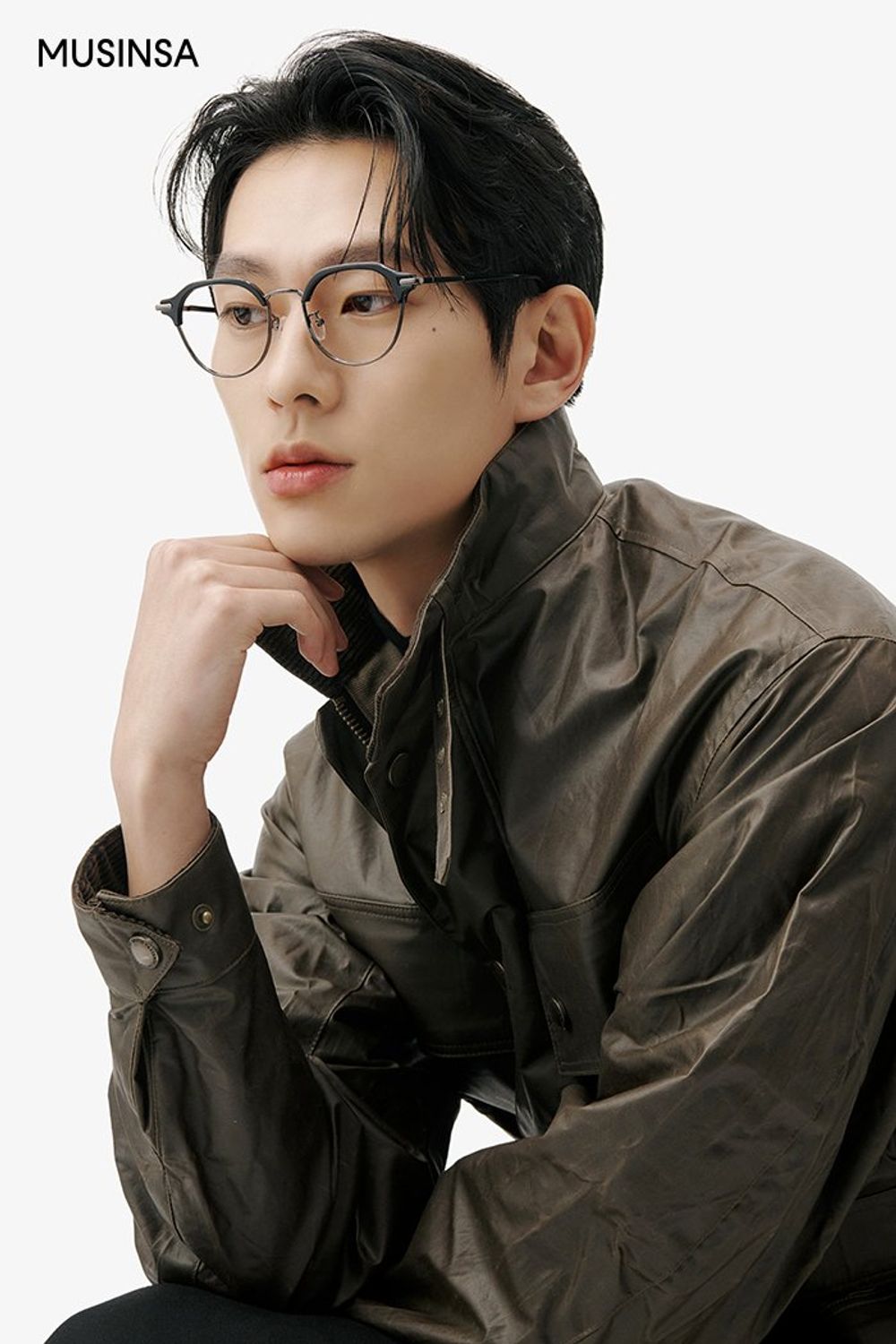 블랙 컬러 아이템에 왁스 재킷을 걸친 코디네이션 #클래식 #겨울 #댄디 #왁스자켓