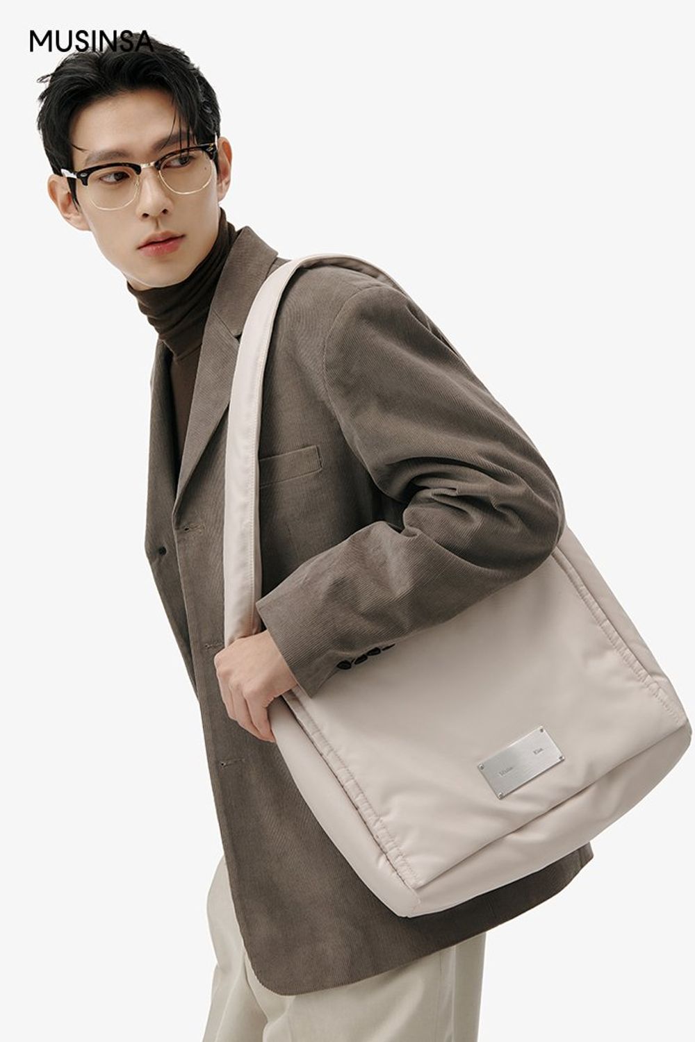 코듀로이 블레이저에 카고 팬츠를 코디한 댄디 룩 #톤온톤 #데이트 #뉴트럴톤 #코듀로이 #카고 #겨울 #댄디 #패딩백