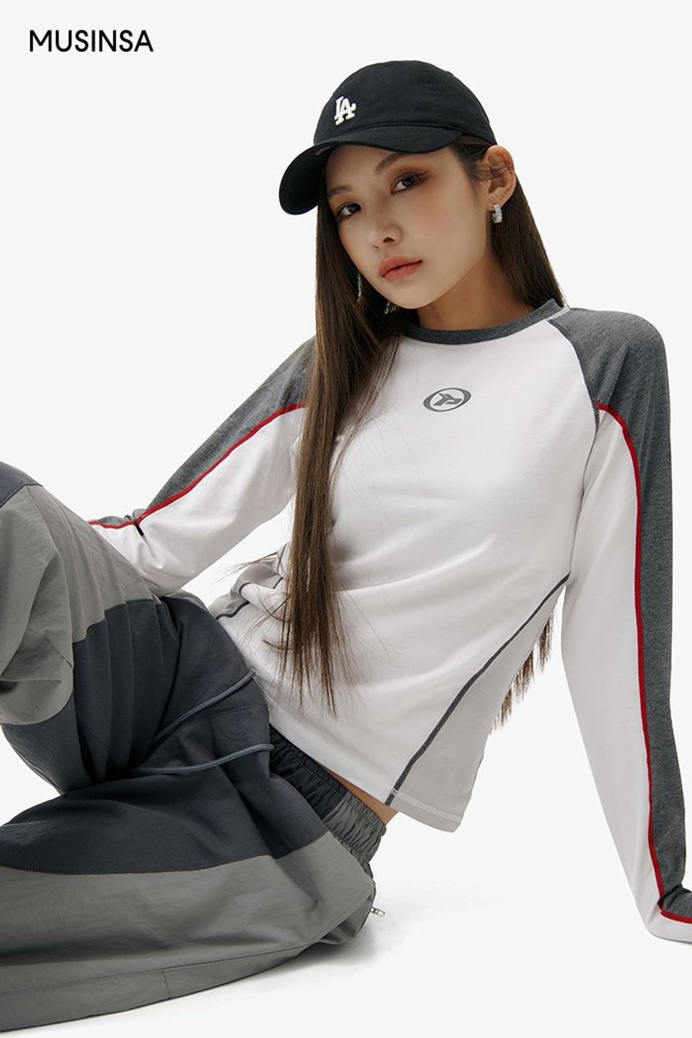 코듀로이 스타디움 재킷에 유니크한 조거 팬츠를 더해 완성한 스트릿 룩 #심볼 #모노톤 #컬러블록 #코듀로이 #키높이 #봄 #스트릿