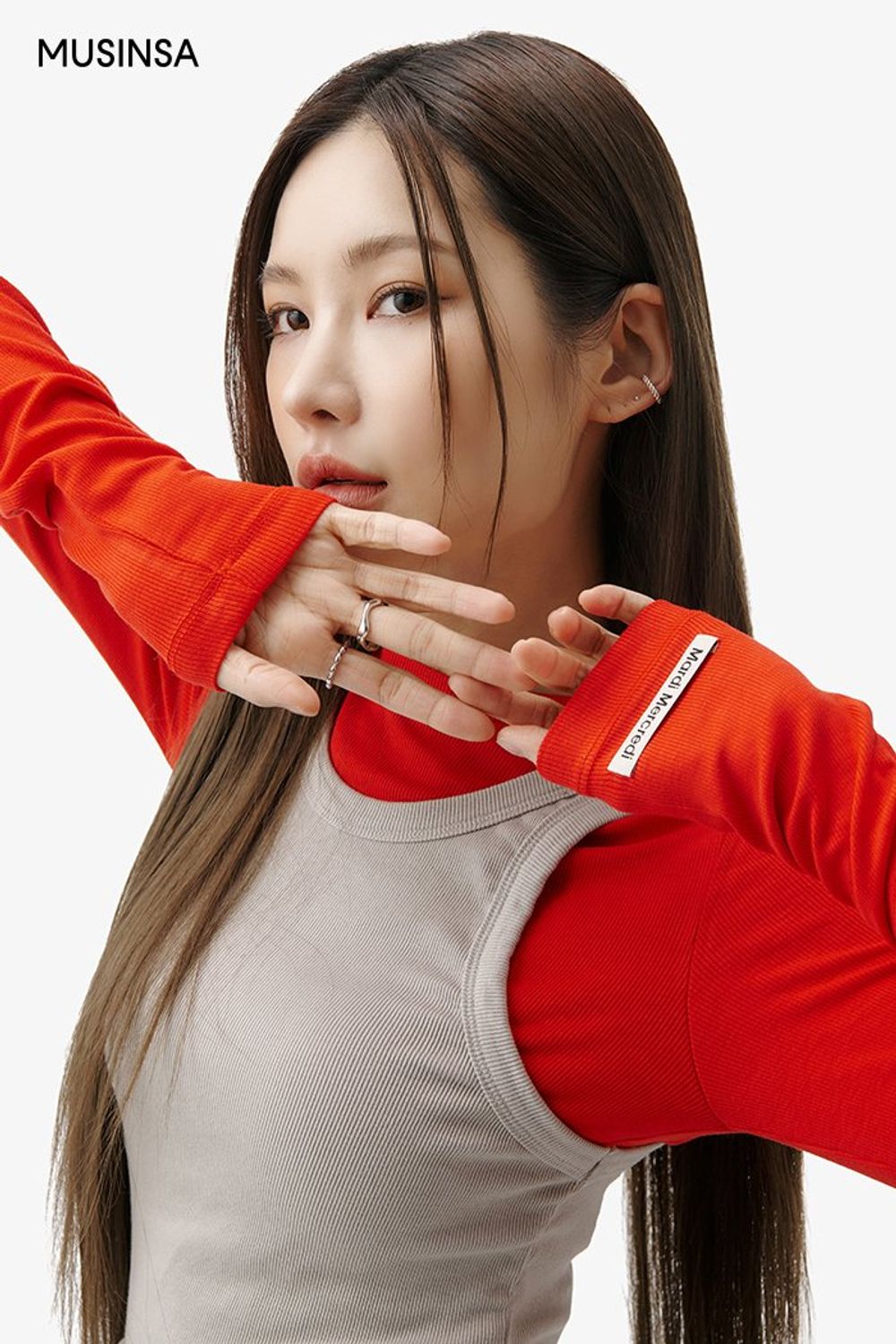 비비드한 레드 레이어드 탑과 맥시스커트의 조합이 돋보이는 스트릿 룩 #로고플레이 #심볼 #비비드 #레이어드룩 #메쉬 #슬릿 #키높이 #봄 #스트릿 #슬릿스커트
