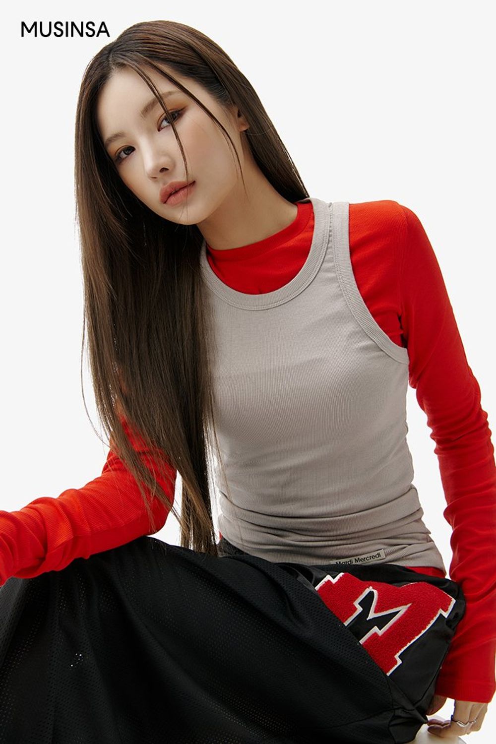 비비드한 레드 레이어드 탑과 맥시스커트의 조합이 돋보이는 스트릿 룩 #로고플레이 #심볼 #비비드 #레이어드룩 #메쉬 #슬릿 #키높이 #봄 #스트릿 #슬릿스커트