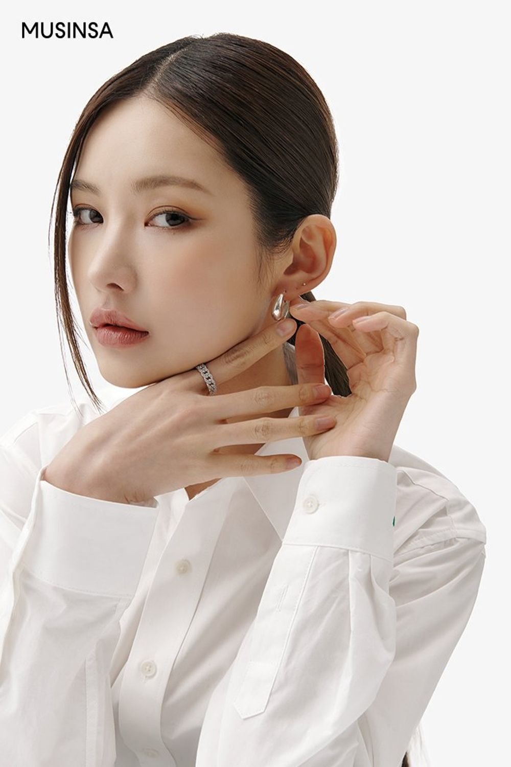 트위드 재킷에 플레어 팬츠를 매치한 후 슬링 백 힐로 마무리한 포멀 룩 #격식 #로고플레이 #컬러블록 #출근룩 #데이트 #슬릿 #체인 #봄 #비즈니스캐주얼 #포멀 #데이트룩 #하객룩 #트위드자켓코디