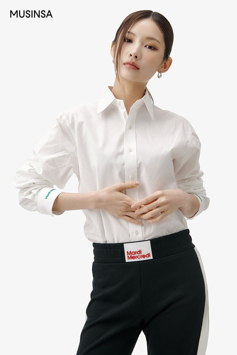 트위드 재킷에 플레어 팬츠를 매치한 후 슬링 백 힐로 마무리한 포멀 룩 #격식 #로고플레이 #컬러블록 #출근룩 #데이트 #슬릿 #체인 #봄 #비즈니스캐주얼 #포멀 #데이트룩 #하객룩 #트위드자켓코디