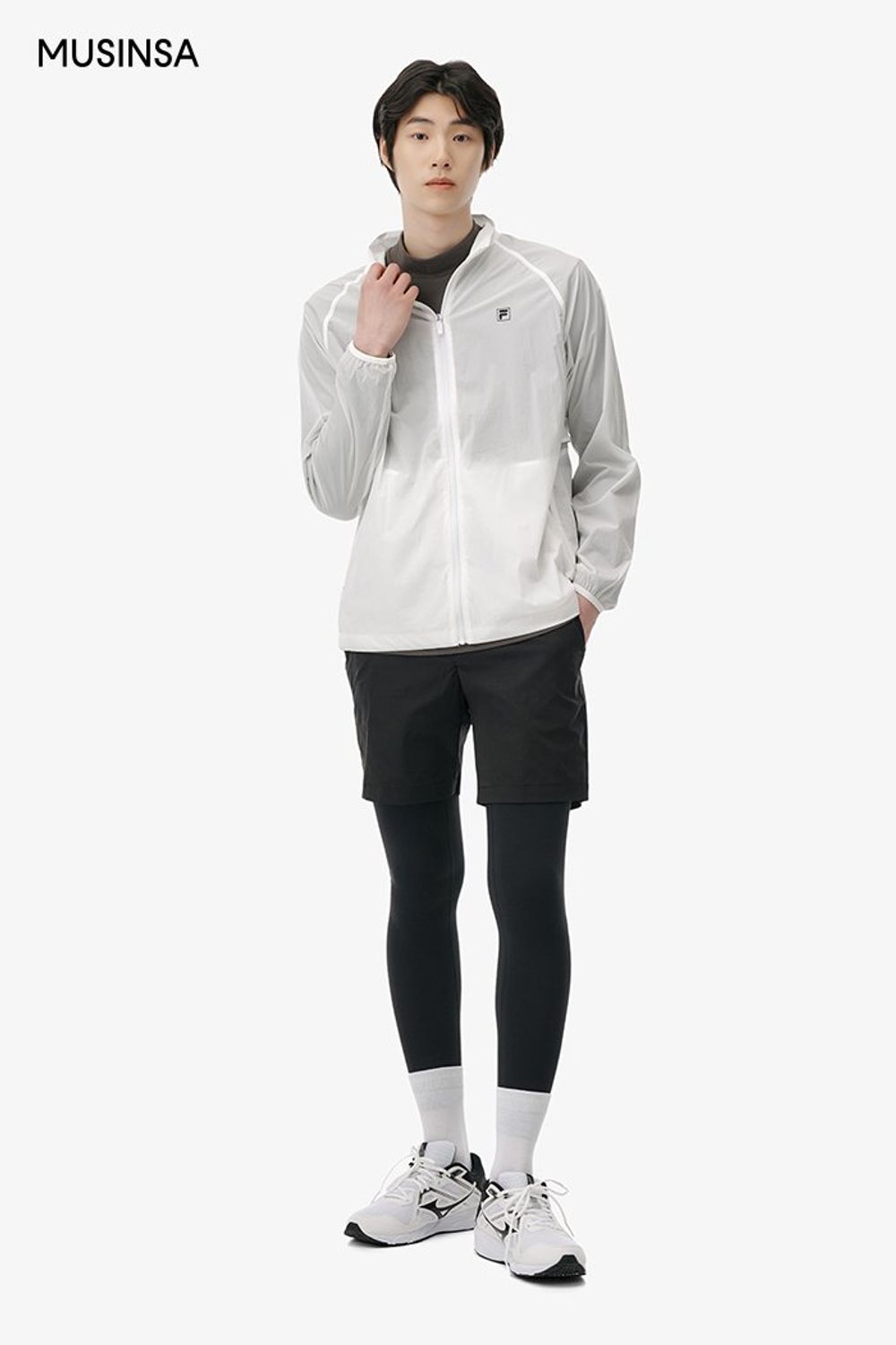 바람막이 점퍼에 티셔츠를 매치하고 숏 팬츠를 더해 완성한 스포츠 룩 #모노톤 #애슬레저룩 #스포티 #겨울 #스포츠