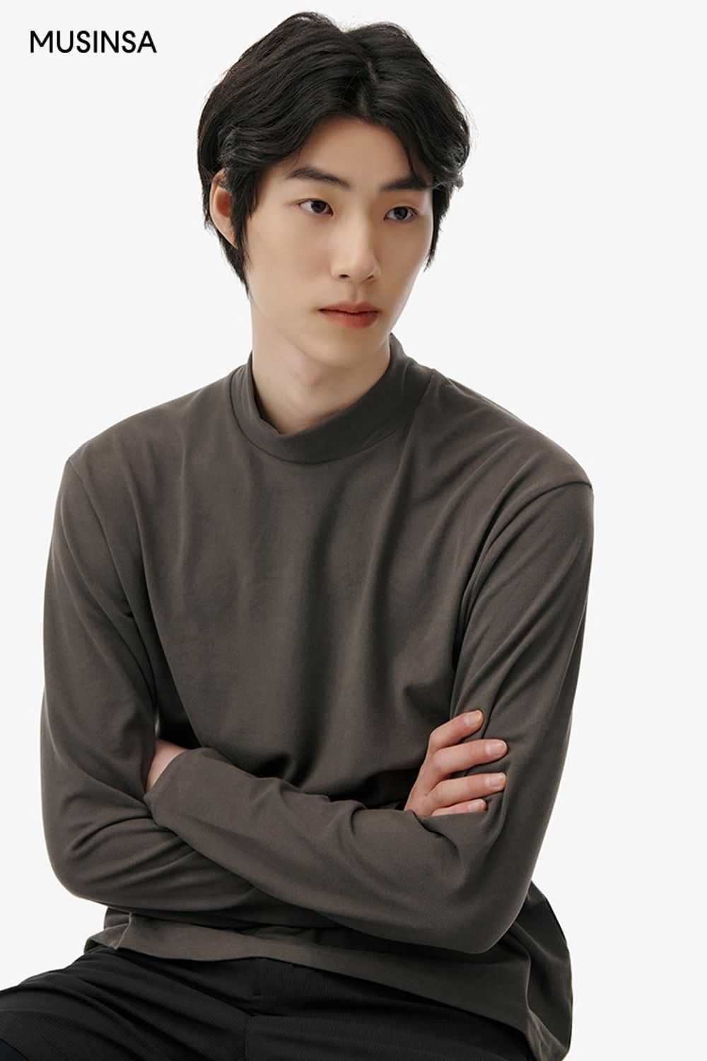 바람막이 점퍼에 티셔츠를 매치하고 숏 팬츠를 더해 완성한 스포츠 룩 #모노톤 #애슬레저룩 #스포티 #겨울 #스포츠