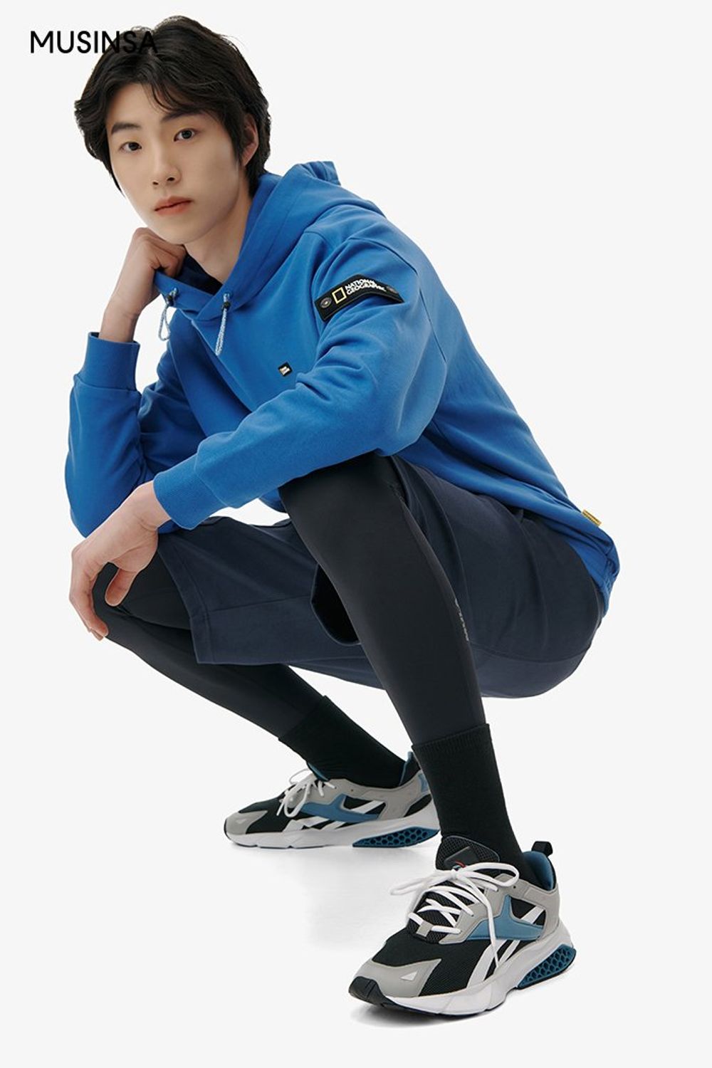 스타디움 재킷에 후드 티셔츠를 매치하고 하프 팬츠를 더해 완성한 스포츠 룩 #컬러포인트 #애슬레저룩 #스포티 #비비드 #겨울 #스포츠
