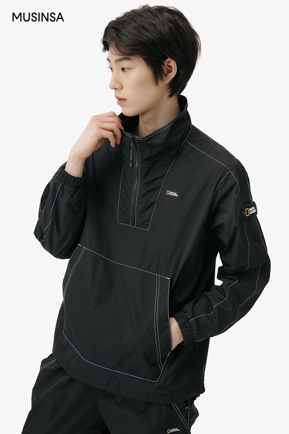 카무플라주 패턴 점퍼에 아노락 점퍼와 조거 팬츠를 셋업 코디한 스포츠 룩 #올블랙 #셋업코디 #스티치 #고프코어 #겨울 #카모플라주