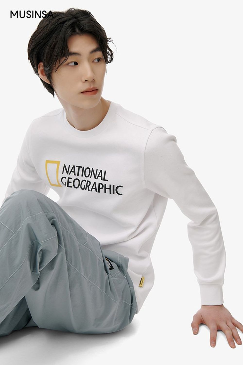 블루종에 로고 티셔츠를 매치하고 조거 팬츠를 더해 완성한 스포츠 룩 #로고플레이 #모노톤 #애슬레저룩 #스포티 #겨울 #스포츠