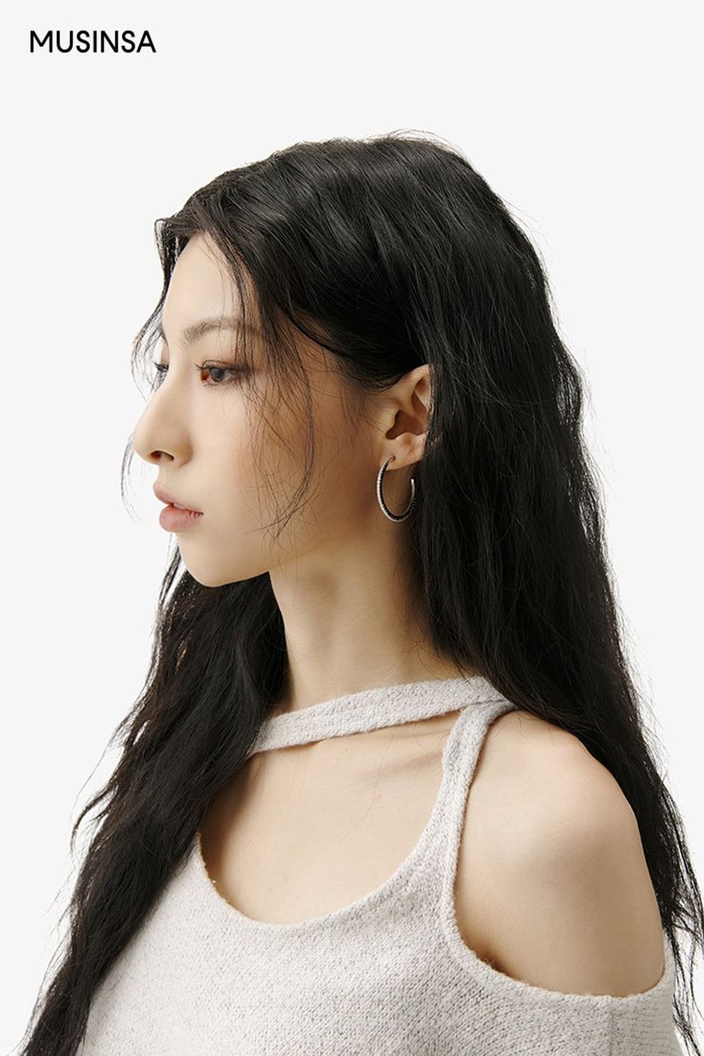 컷아웃 니트에 레더 스커트를 매치한 후 크롭 패딩 베스트로 마무리한 시크 룩 #모노톤 #짧치 #키높이 #컷아웃 #크롭 #봄 #시크 #크롭패딩 #레더스커트 #아일렛 #유니크룩 #모노톤룩 #아일렛스커트