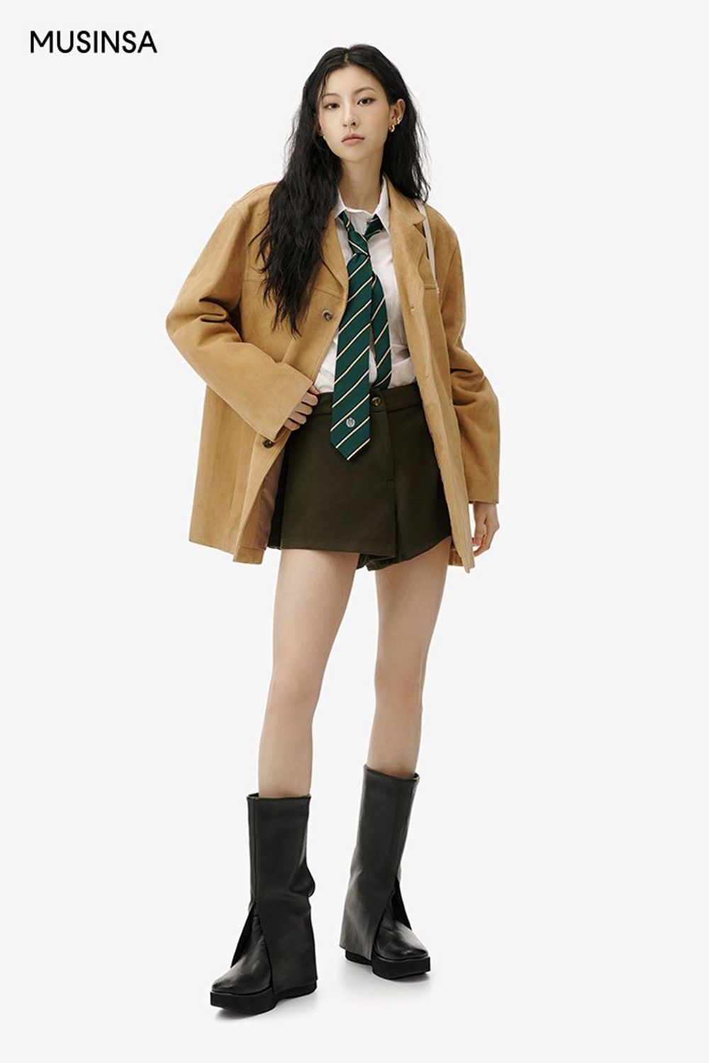 카멜 컬러의 재킷에 숏 팬츠를 더한 후 타이로 포인트를 준 걸리시 룩 #심볼 #하이틴룩 #스웨이드 #여친룩 #핀턱 #봄 #걸리시 #하이틴 #스웨이드자켓 #키높이부츠 #여친룩추천