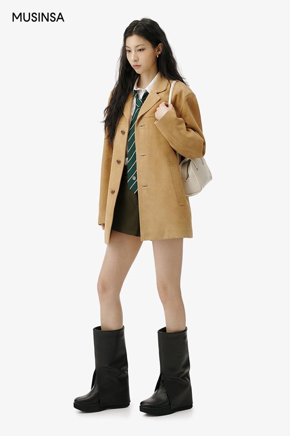 카멜 컬러의 재킷에 숏 팬츠를 더한 후 타이로 포인트를 준 걸리시 룩 #심볼 #하이틴룩 #스웨이드 #여친룩 #핀턱 #봄 #걸리시 #하이틴 #스웨이드자켓 #키높이부츠 #여친룩추천