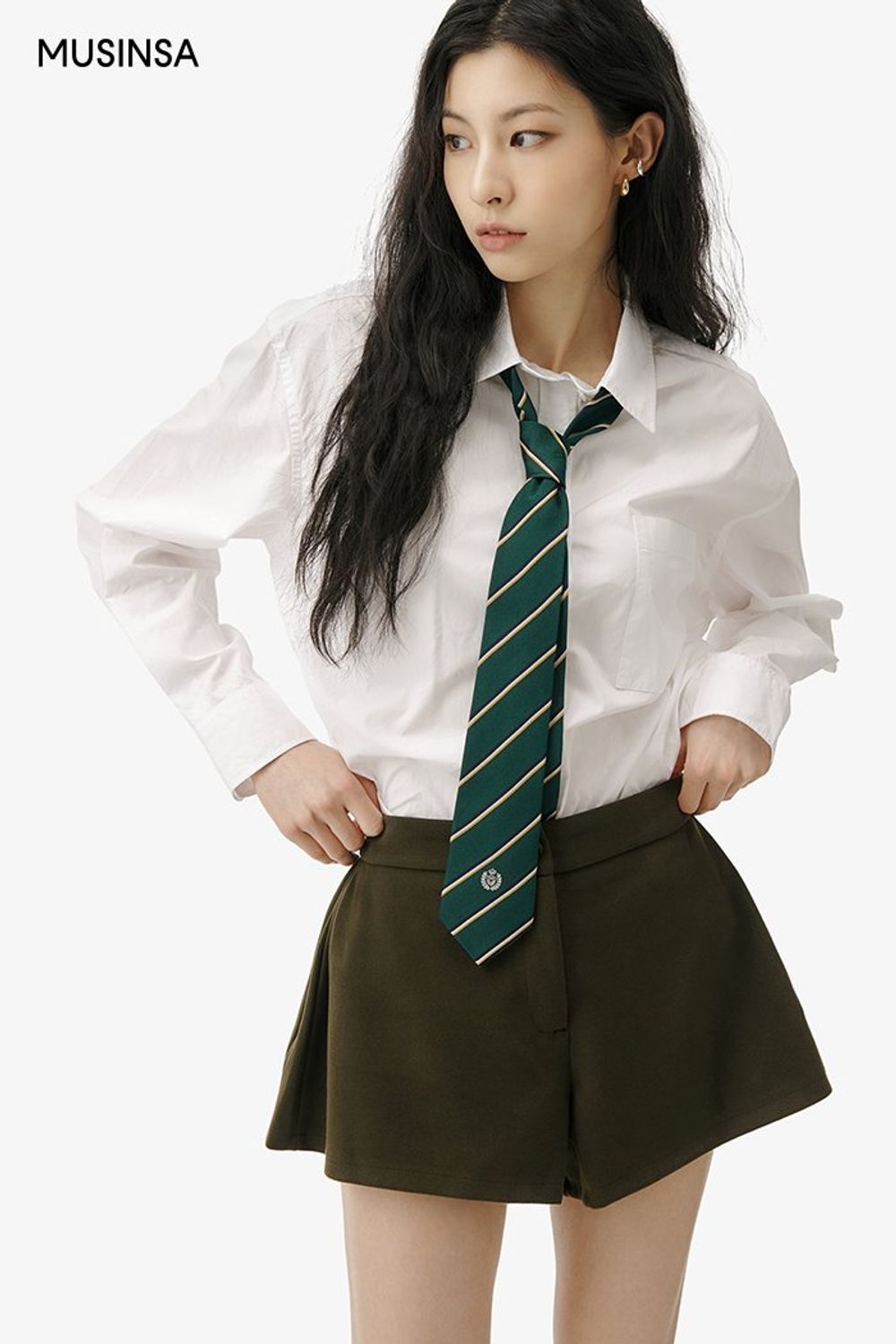 카멜 컬러의 재킷에 숏 팬츠를 더한 후 타이로 포인트를 준 걸리시 룩 #심볼 #하이틴룩 #스웨이드 #여친룩 #핀턱 #봄 #걸리시 #하이틴 #스웨이드자켓 #키높이부츠 #여친룩추천