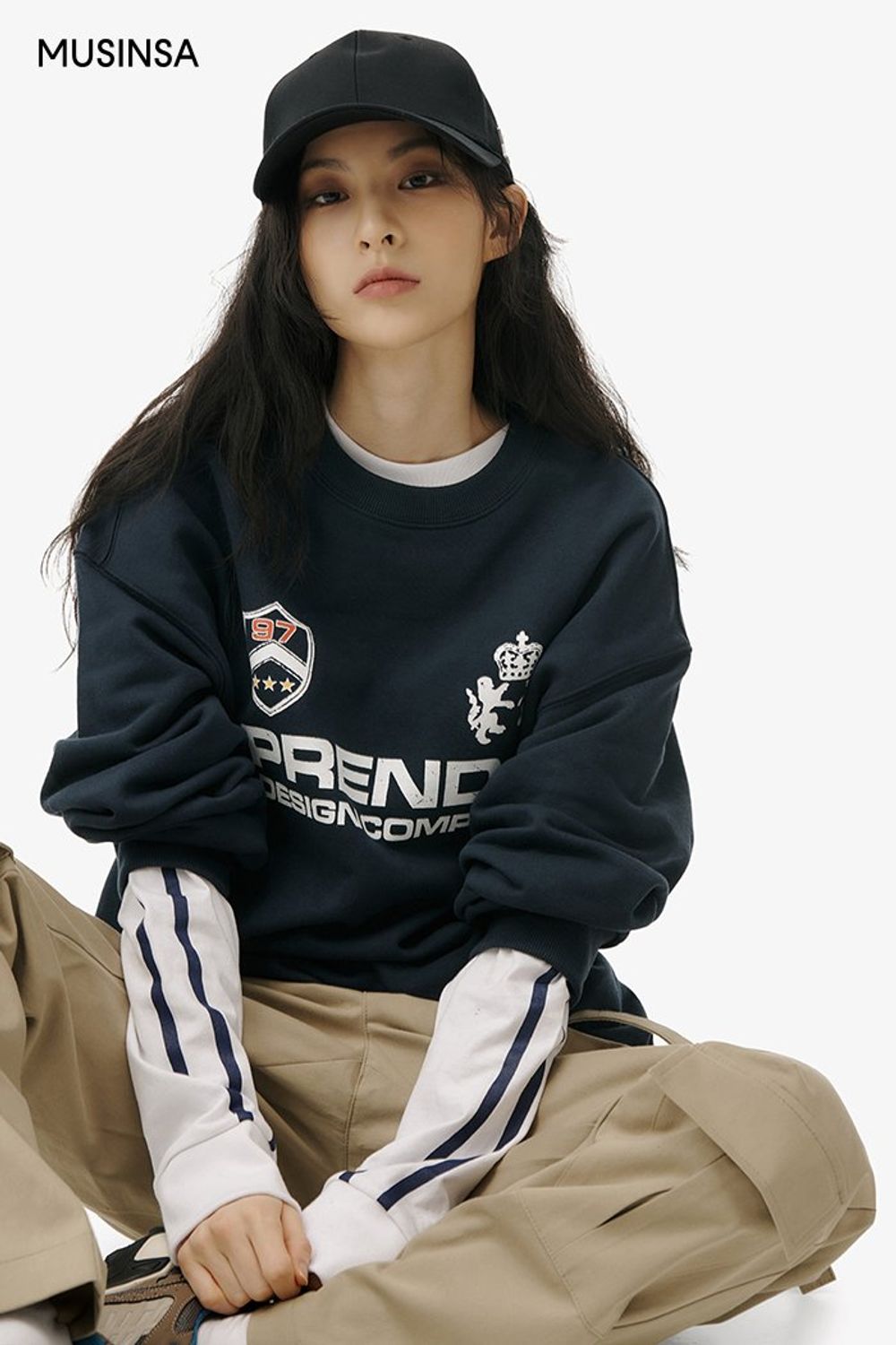 힙한 무드의 레더 재킷과 카고 팬츠의 조합이 돋보이는 스트릿 룩 #레터링 #와이드핏 #컬러블록 #레이어드룩 #키높이 #봄 #스트릿 #카고팬츠 #레더재킷 #컬러블록자켓 #셔링백