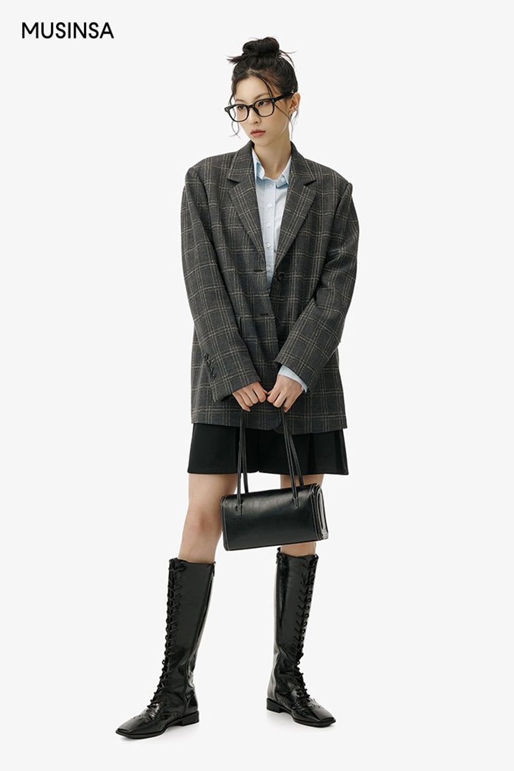 체크 블레이저에 플리츠스커트를 더한 후 롱부츠로 마무리한 걸리시 룩 #오버핏 #프레피룩 #글로시 #스티치 #봄 #걸리시 #체크재킷 #플리츠스커트코디 #체크코디 #여친룩추천