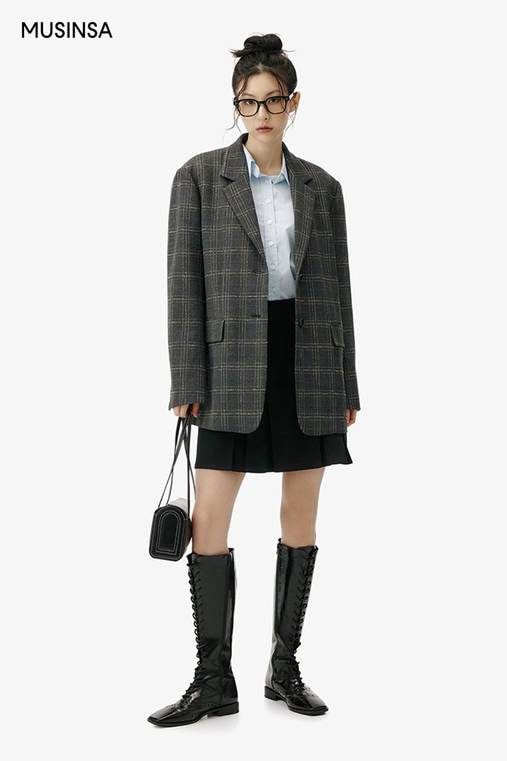 체크 블레이저에 플리츠스커트를 더한 후 롱부츠로 마무리한 걸리시 룩 #오버핏 #프레피룩 #글로시 #스티치 #봄 #걸리시 #체크재킷 #플리츠스커트코디 #체크코디 #여친룩추천