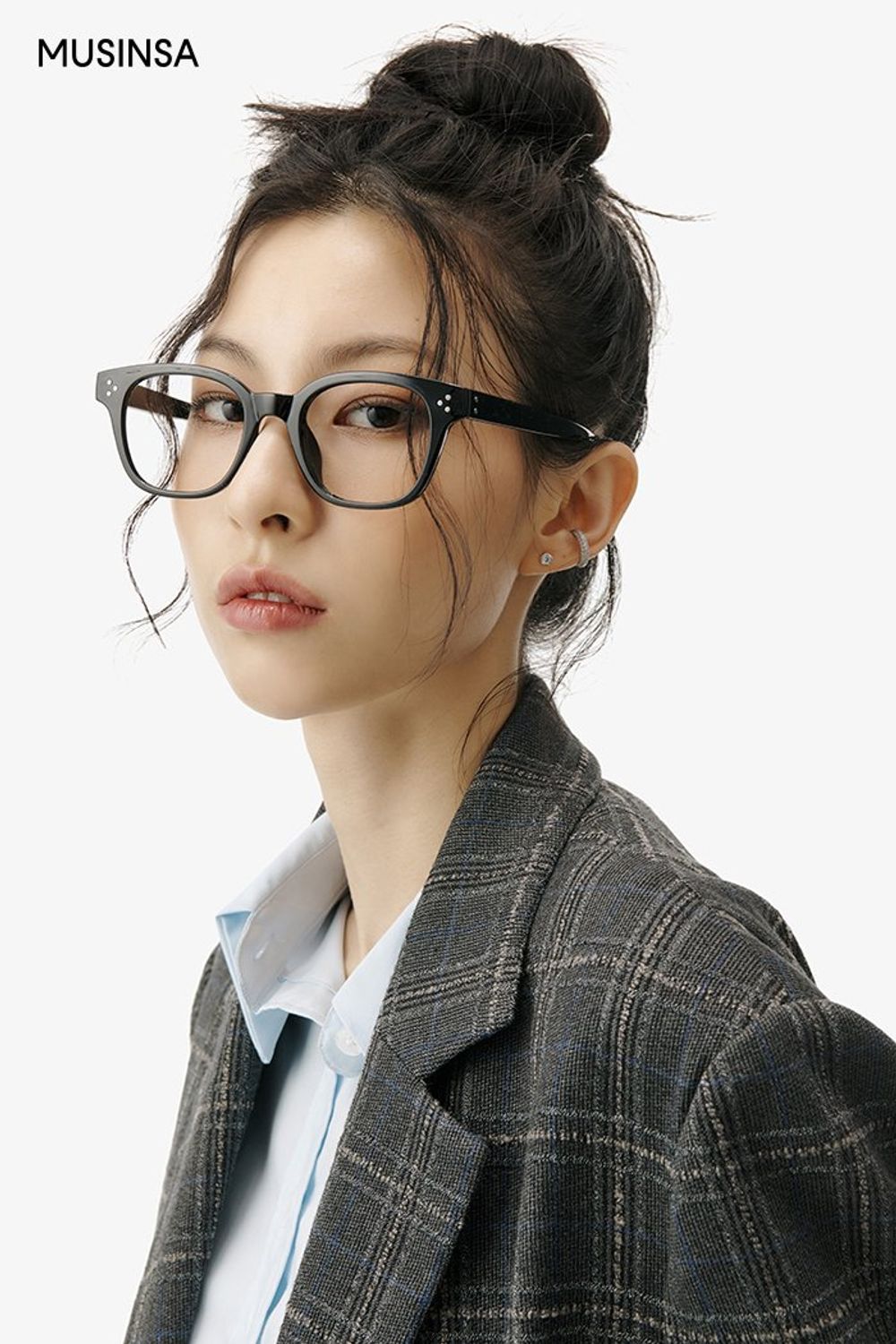 체크 블레이저에 플리츠스커트를 더한 후 롱부츠로 마무리한 걸리시 룩 #오버핏 #프레피룩 #글로시 #스티치 #봄 #걸리시 #체크재킷 #플리츠스커트코디 #체크코디 #여친룩추천