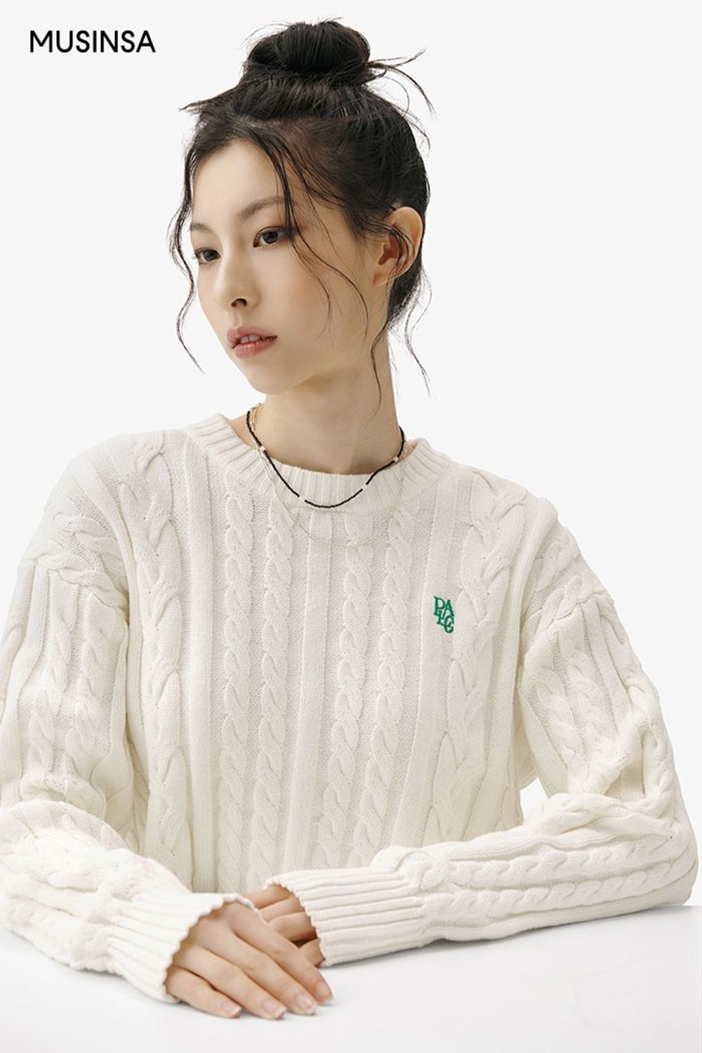 크롭 니트에 데님 스커트를 매치하고 통굽 웨스턴 부츠로 마무리한 걸리시 룩 #짧치 #여친룩 #봄 #걸리시 #크롭니트 #레더재킷 #카고스커트 #웨스턴부츠 #데님스커트 #통굽부츠 #여친룩추천