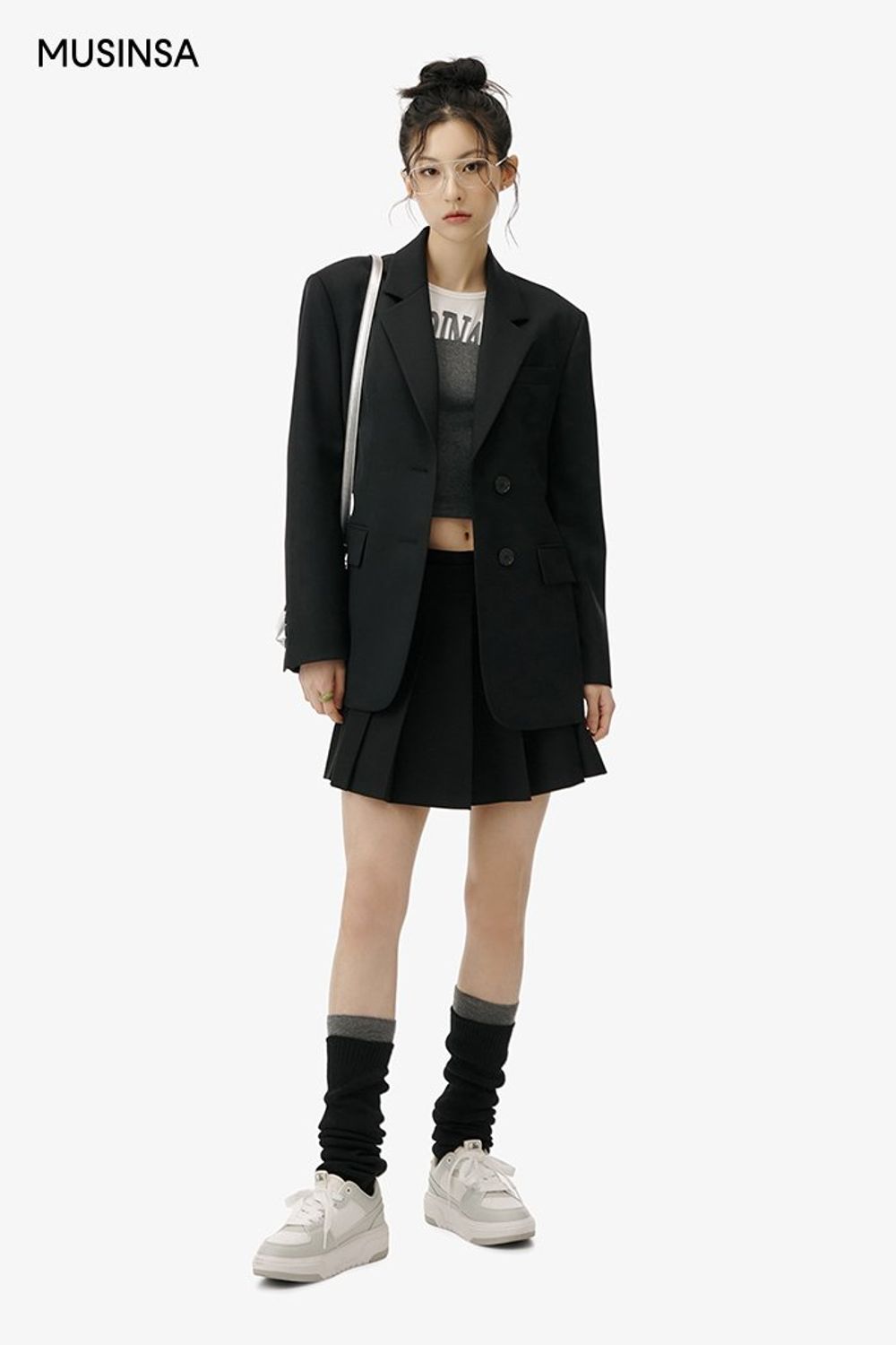 레이어드 디자인의 티셔츠에 스커트를 더하고 블레이저로 마무리한 걸리시 룩 #모노톤 #레이어드룩 #짧치 #여친룩 #키높이 #봄 #걸리시 #크롭탑 #크롭티셔츠 #모노톤룩 #플리츠스커트코디 #여친룩추천