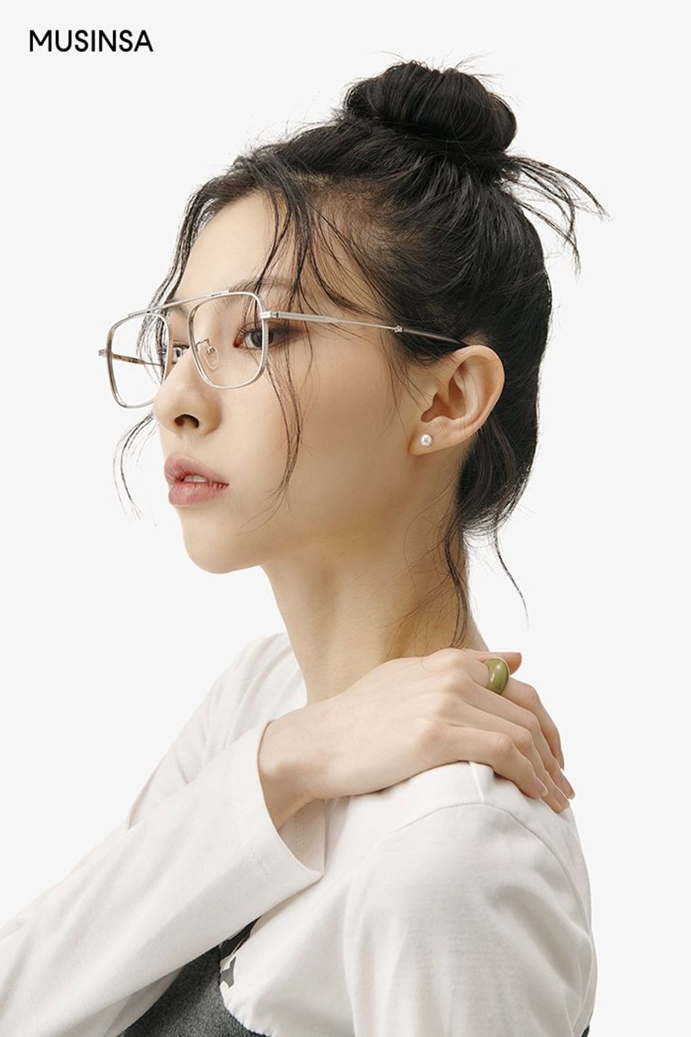 레이어드 디자인의 티셔츠에 스커트를 더하고 블레이저로 마무리한 걸리시 룩 #모노톤 #레이어드룩 #짧치 #여친룩 #키높이 #봄 #걸리시 #크롭탑 #크롭티셔츠 #모노톤룩 #플리츠스커트코디 #여친룩추천