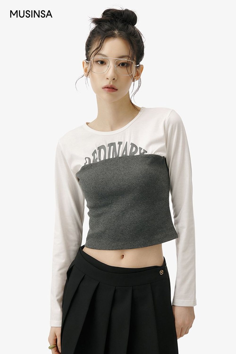 레이어드 디자인의 티셔츠에 스커트를 더하고 블레이저로 마무리한 걸리시 룩 #모노톤 #레이어드룩 #짧치 #여친룩 #키높이 #봄 #걸리시 #크롭탑 #크롭티셔츠 #모노톤룩 #플리츠스커트코디 #여친룩추천