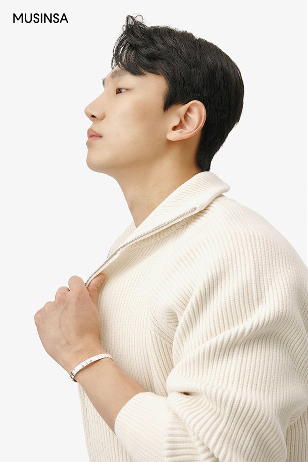 화사한 컬러 카디건에 절개 디테일이 돋보이는 팬츠를 매치한 댄디 룩 #모노톤 #와이드핏 #코듀로이 #절개 #봄 #댄디