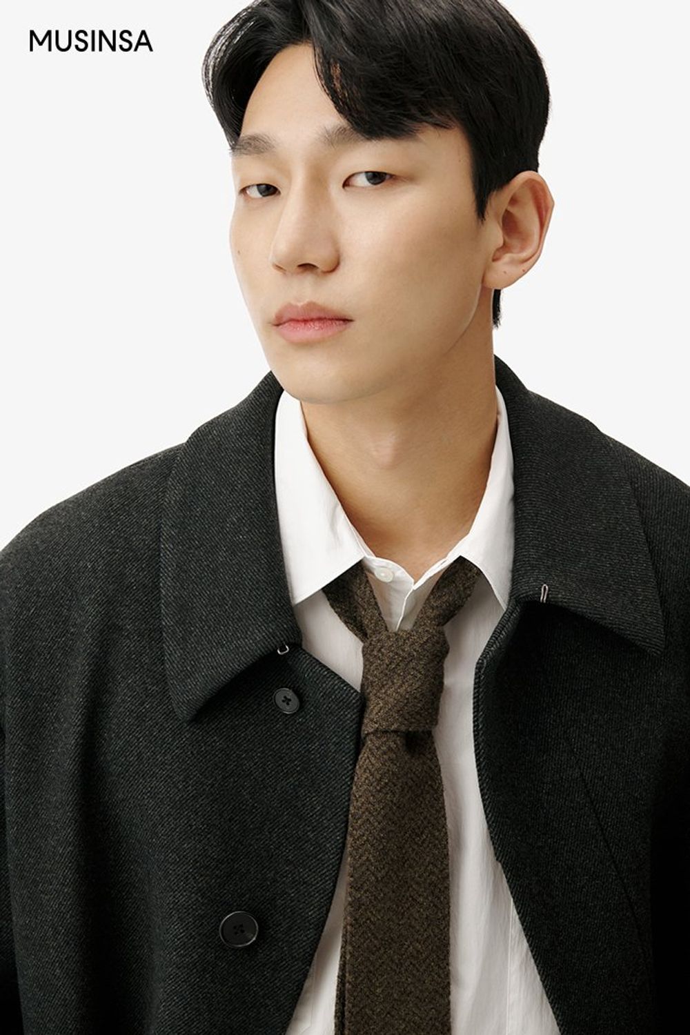 싱글 코트에 슬랙스를 코디하고 니트 타이로 포인트를 준 포멀 룩 #미니멀 #로고플레이 #단정한 #출근룩 #핀턱 #봄 #포멀 #비즈니스캐주얼
