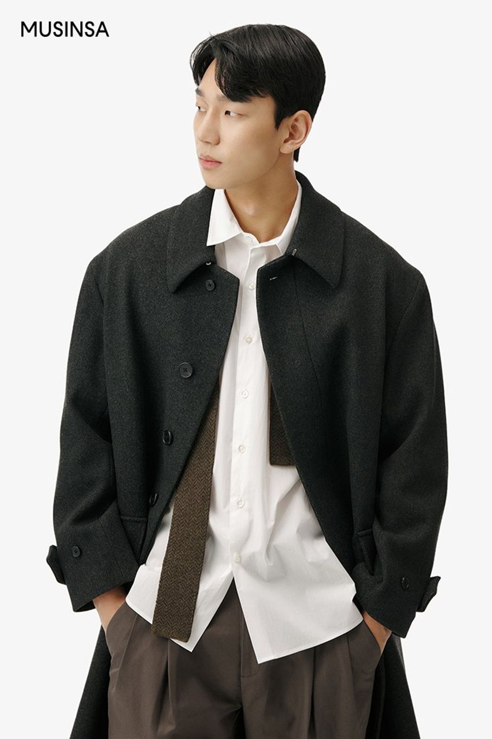 싱글 코트에 슬랙스를 코디하고 니트 타이로 포인트를 준 포멀 룩 #미니멀 #로고플레이 #단정한 #출근룩 #핀턱 #봄 #포멀 #비즈니스캐주얼