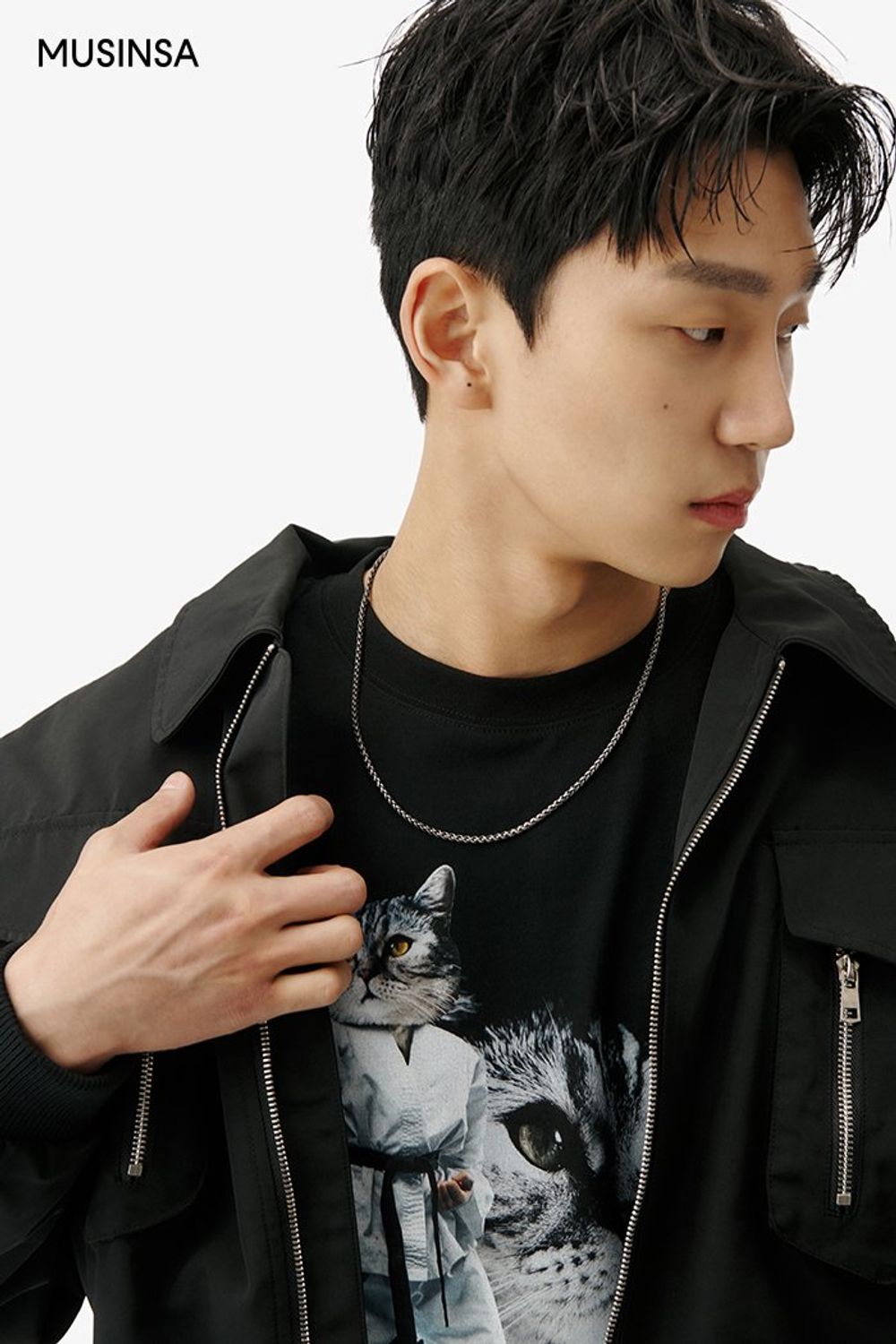 블랙 컬러 아이템으로 완성한 스트릿 룩 #그래픽 #올블랙 #테크웨어 #컬러블록 #봄 #스트릿 #지퍼디테일